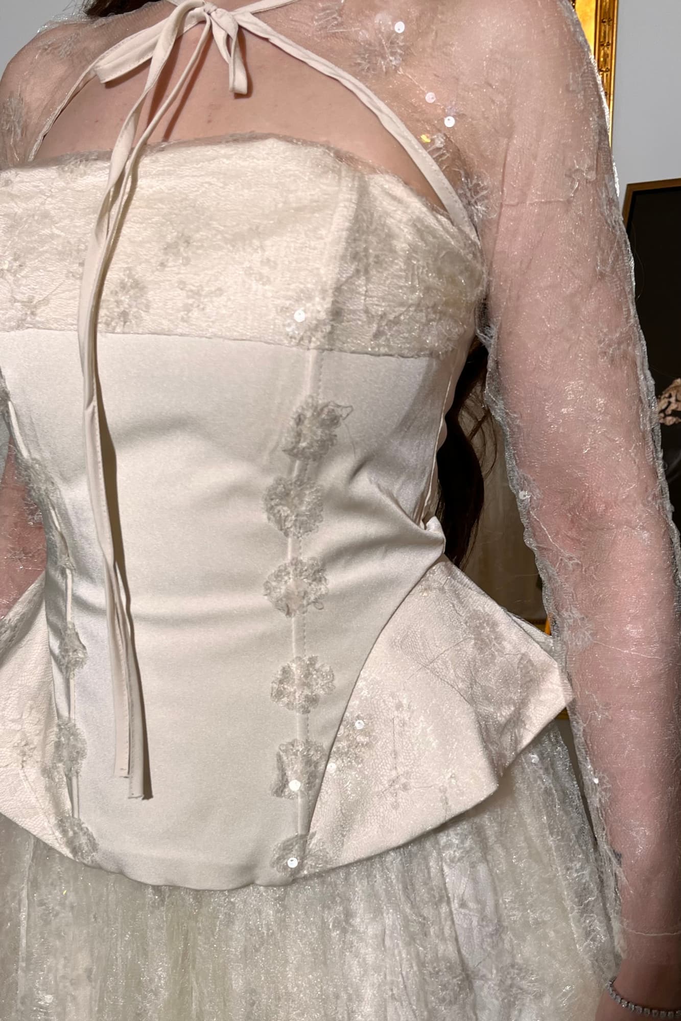 فستان سهره تل بأكمام خارجية شفافه سكري