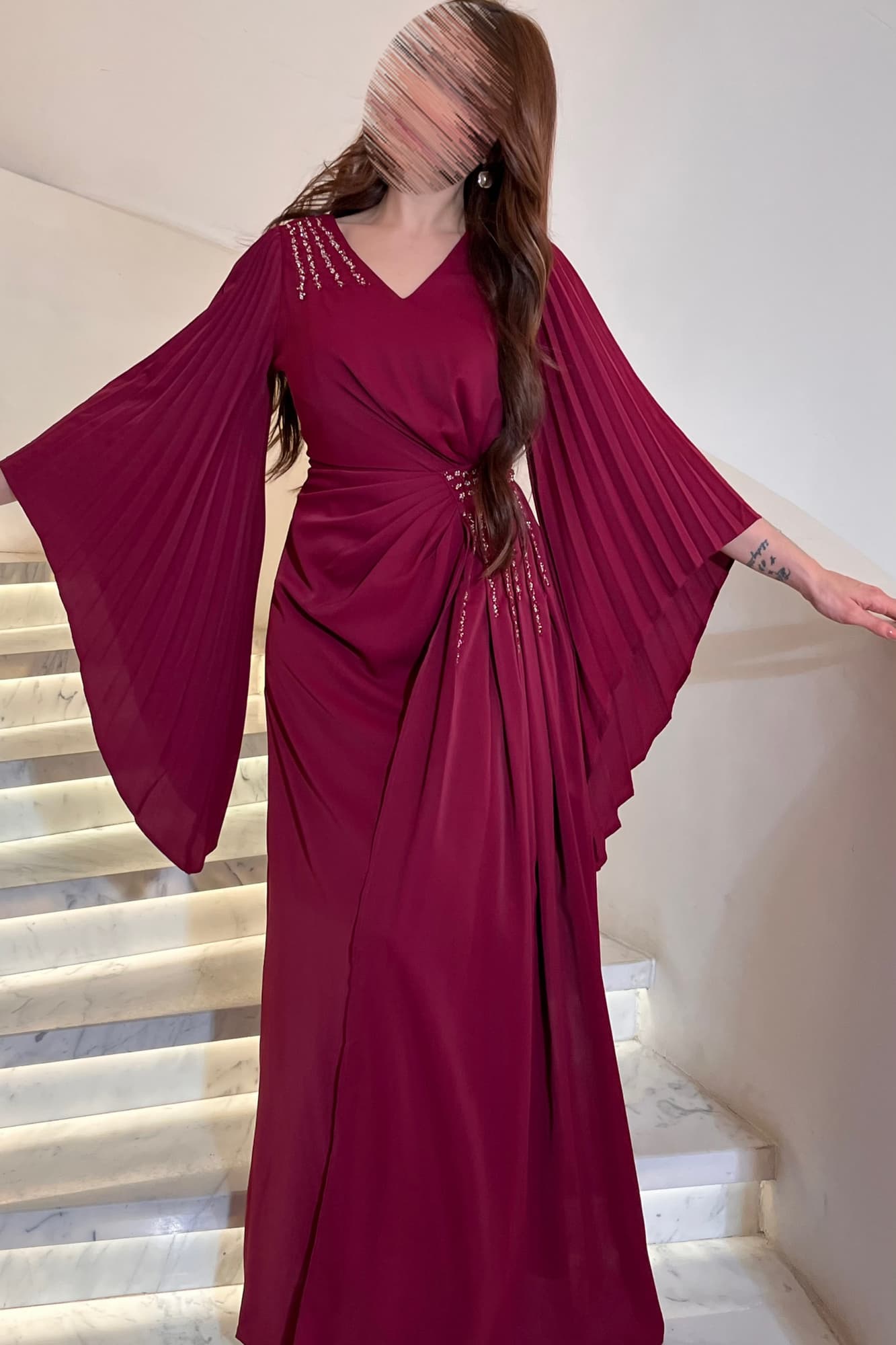 فستان أنيق بتصميم انسيابي وبأكمام كسرات واسعه