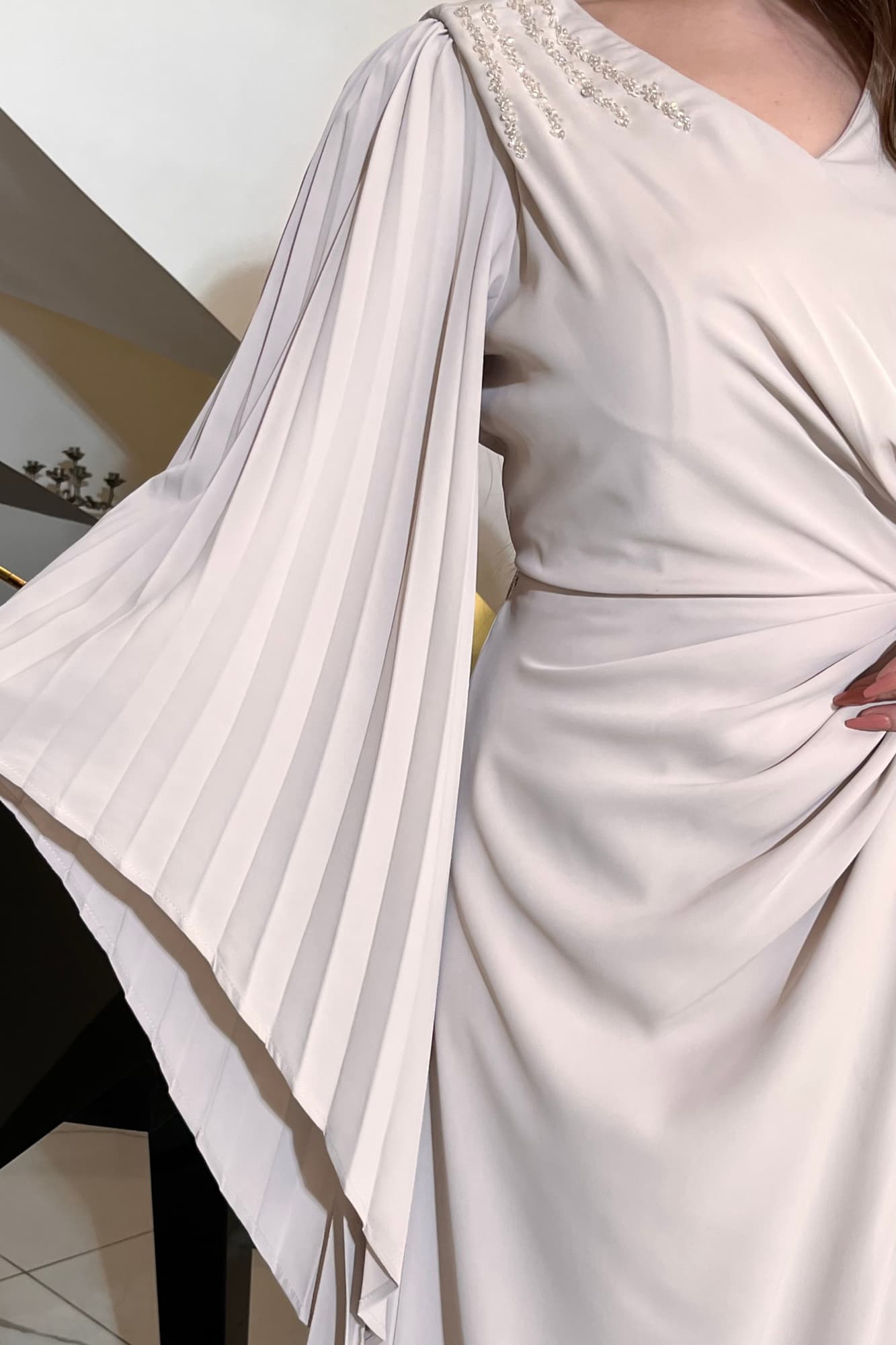 فستان أنيق بتصميم انسيابي وبأكمام كسرات واسعه لحمي فاتح