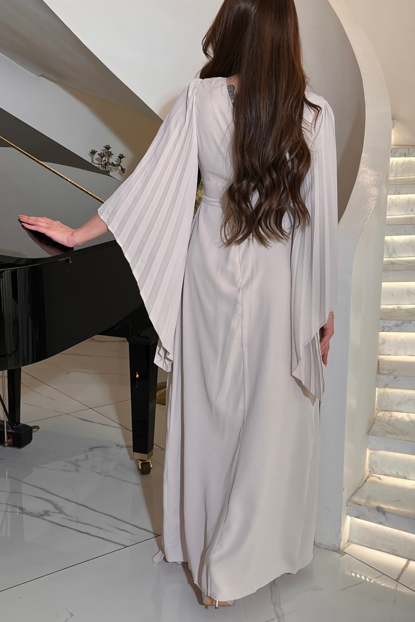 فستان أنيق بتصميم انسيابي وبأكمام كسرات واسعه