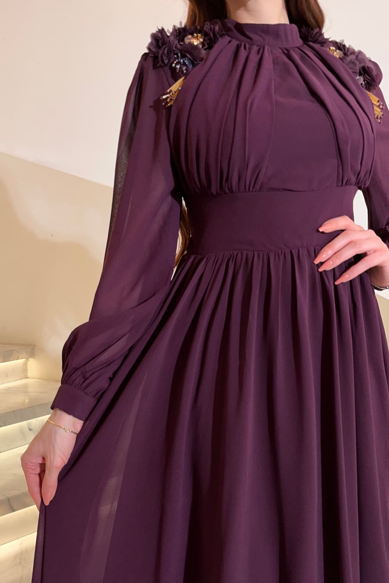 فستان سهره مصمم بتزيين زهري على الكتف بنفسجي غامق