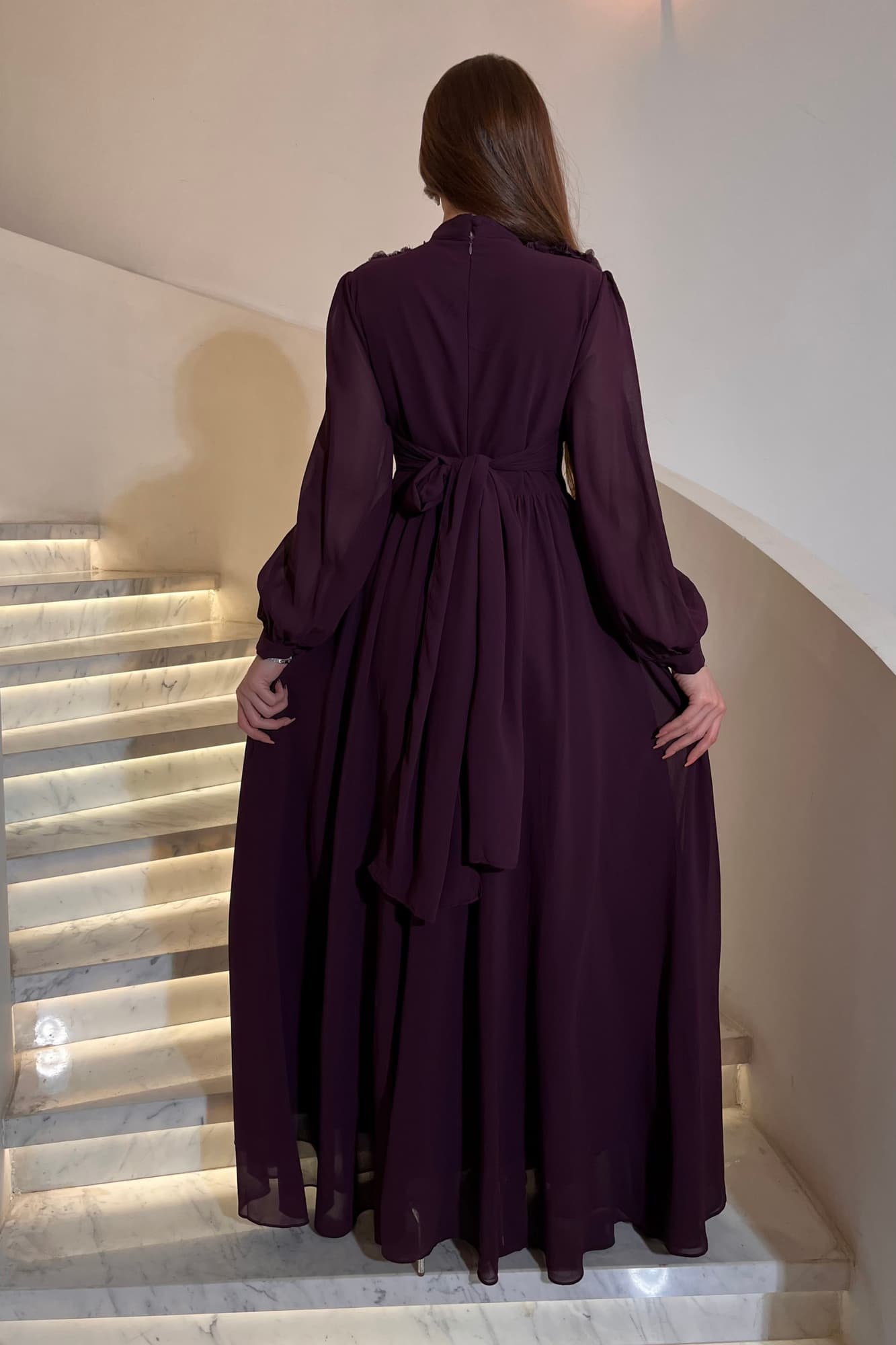 فستان سهره مصمم بتزيين زهري على الكتف