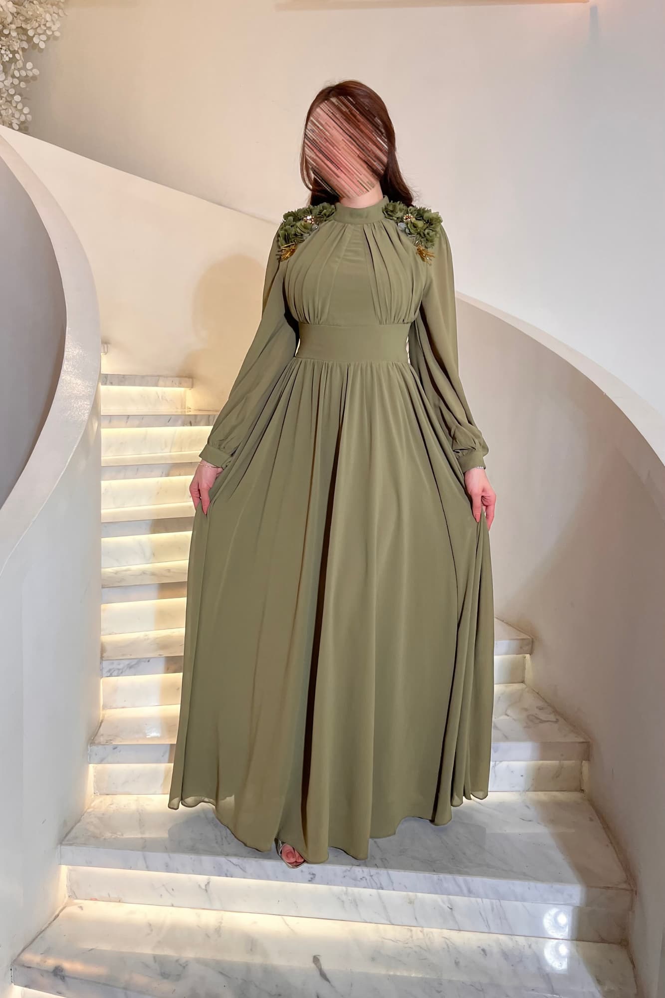 فستان سهره مصمم بتزيين زهري على الكتف