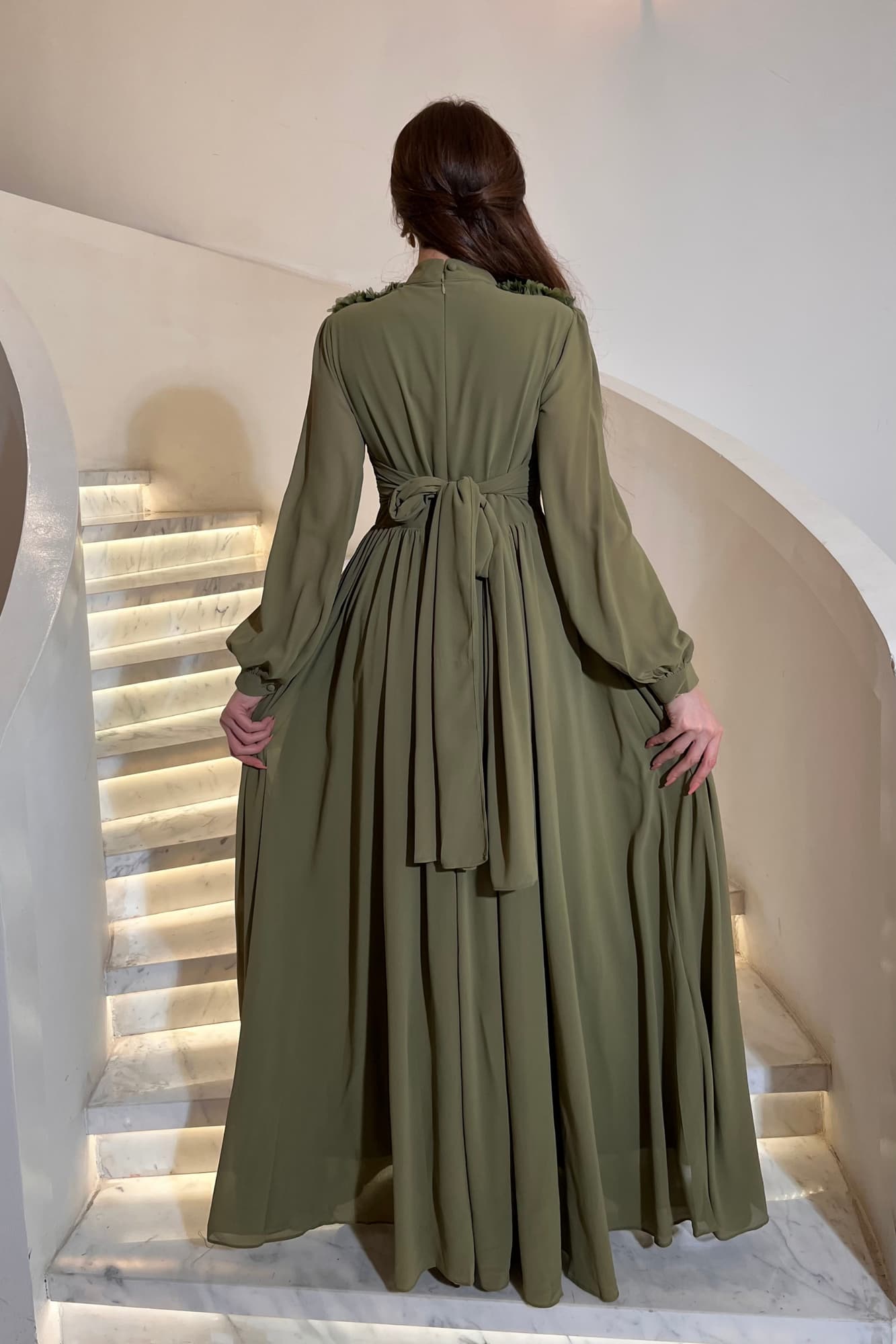 فستان سهره مصمم بتزيين زهري على الكتف