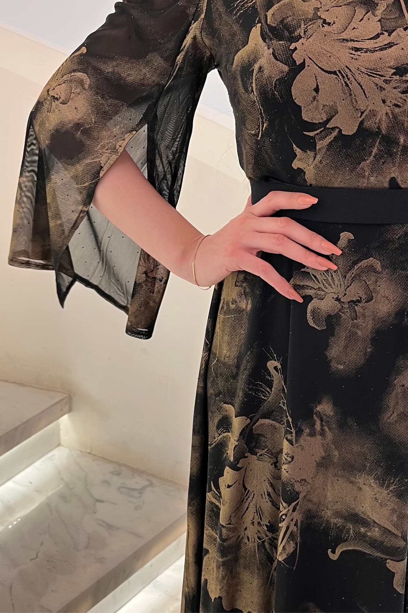 فستان سهره طويل بطبعة فنية ولمسة معدنية نحاسي