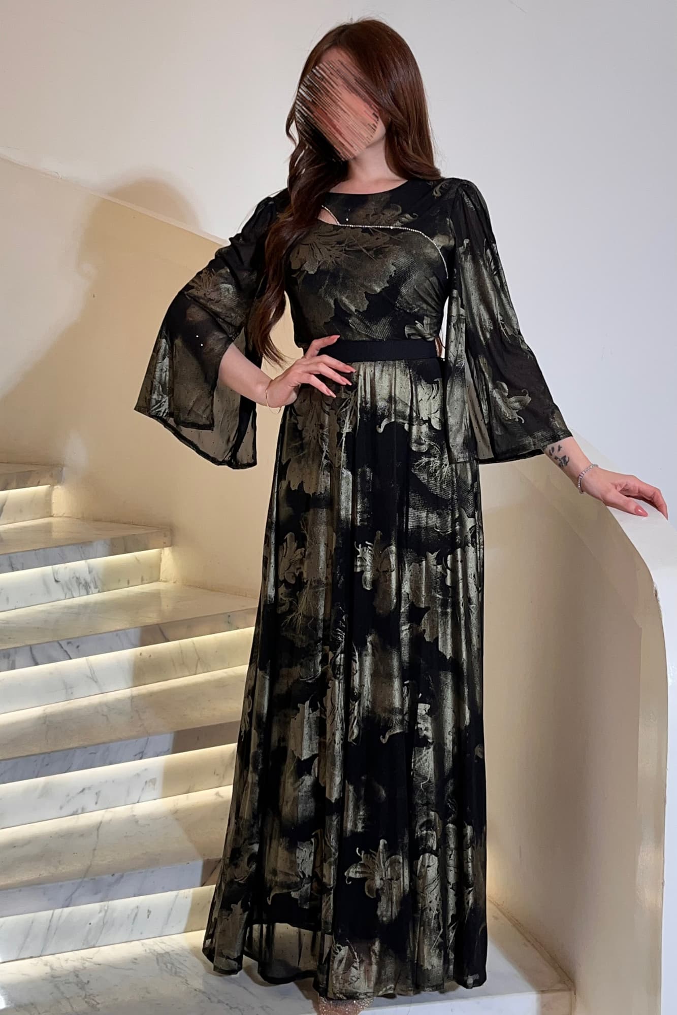 فستان سهره طويل بطبعة فنية ولمسة معدنية