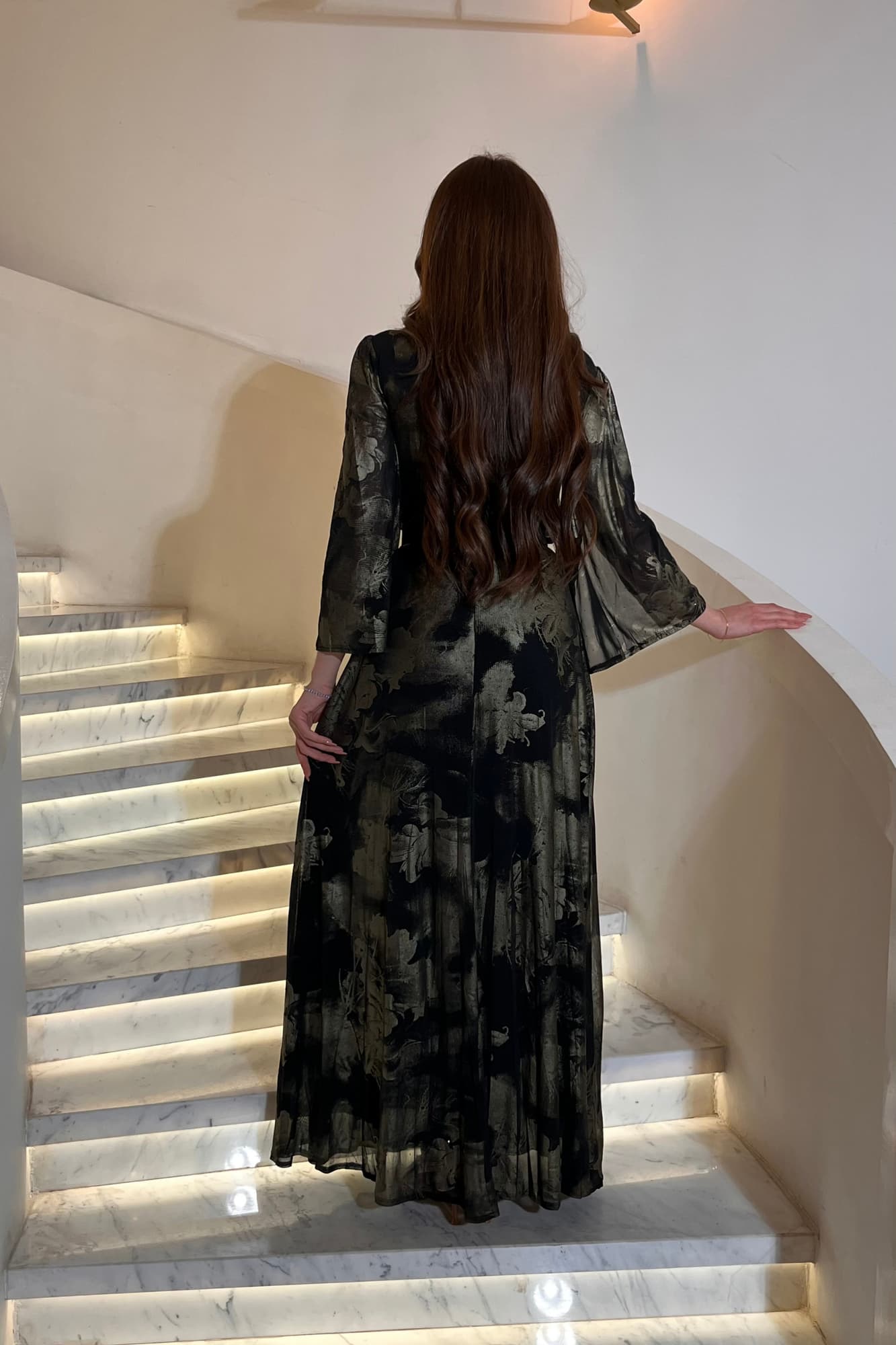 فستان سهره طويل بطبعة فنية ولمسة معدنية