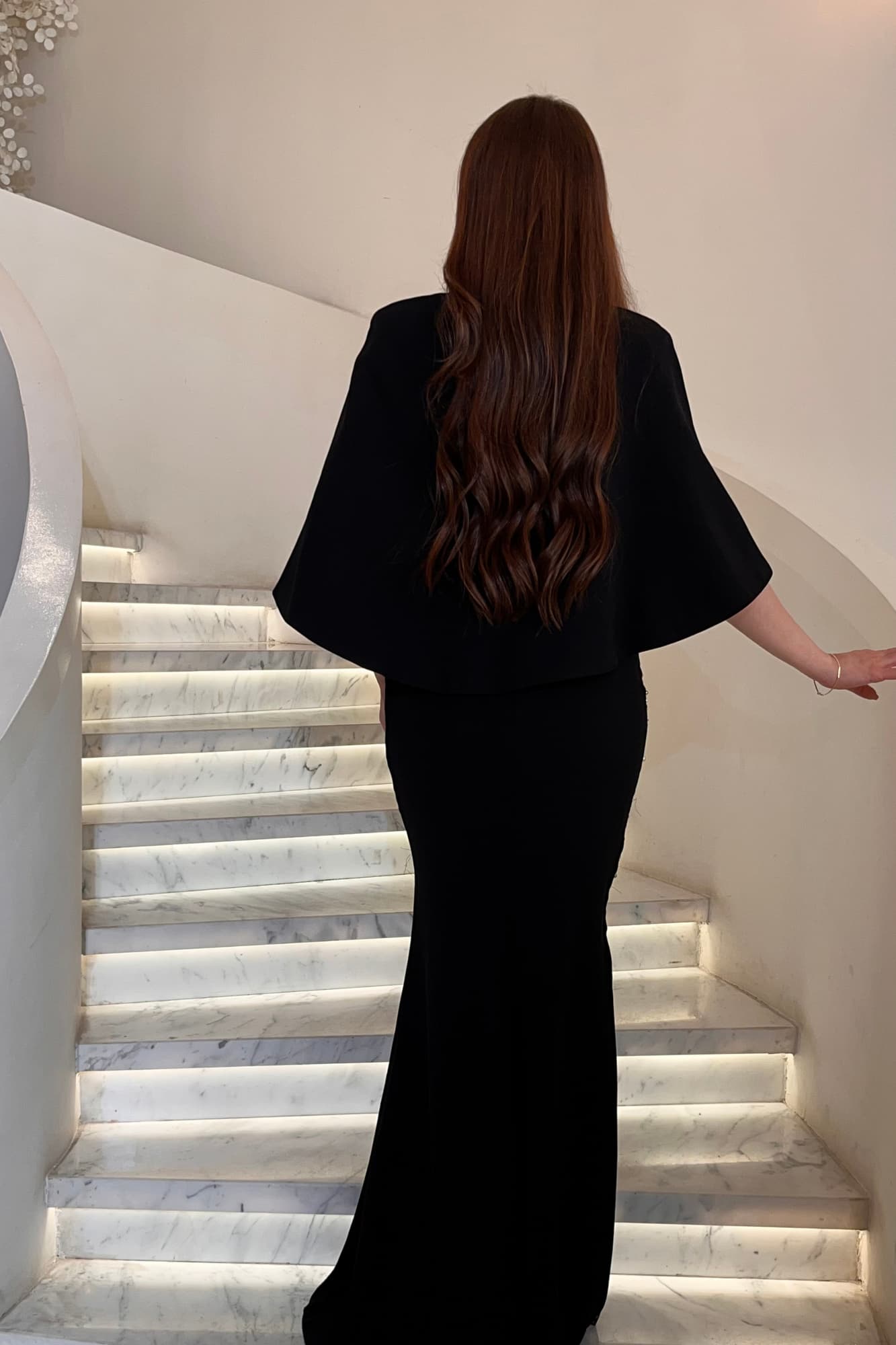 فستان ماكسي بتطريز متقن بالكرستالات واللؤلؤ