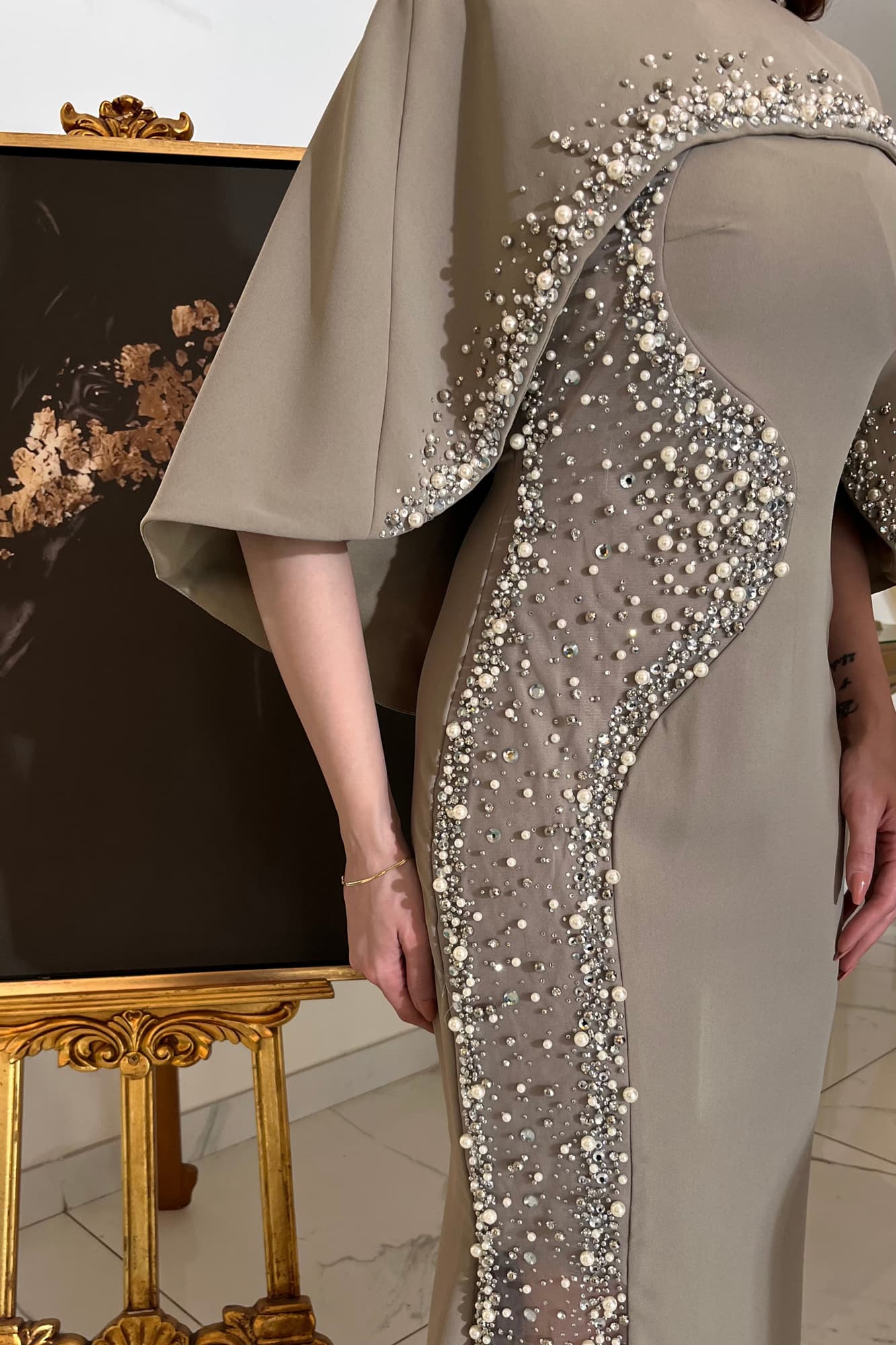 فستان ماكسي بتطريز متقن بالكرستالات واللؤلؤ عشبي فاتح