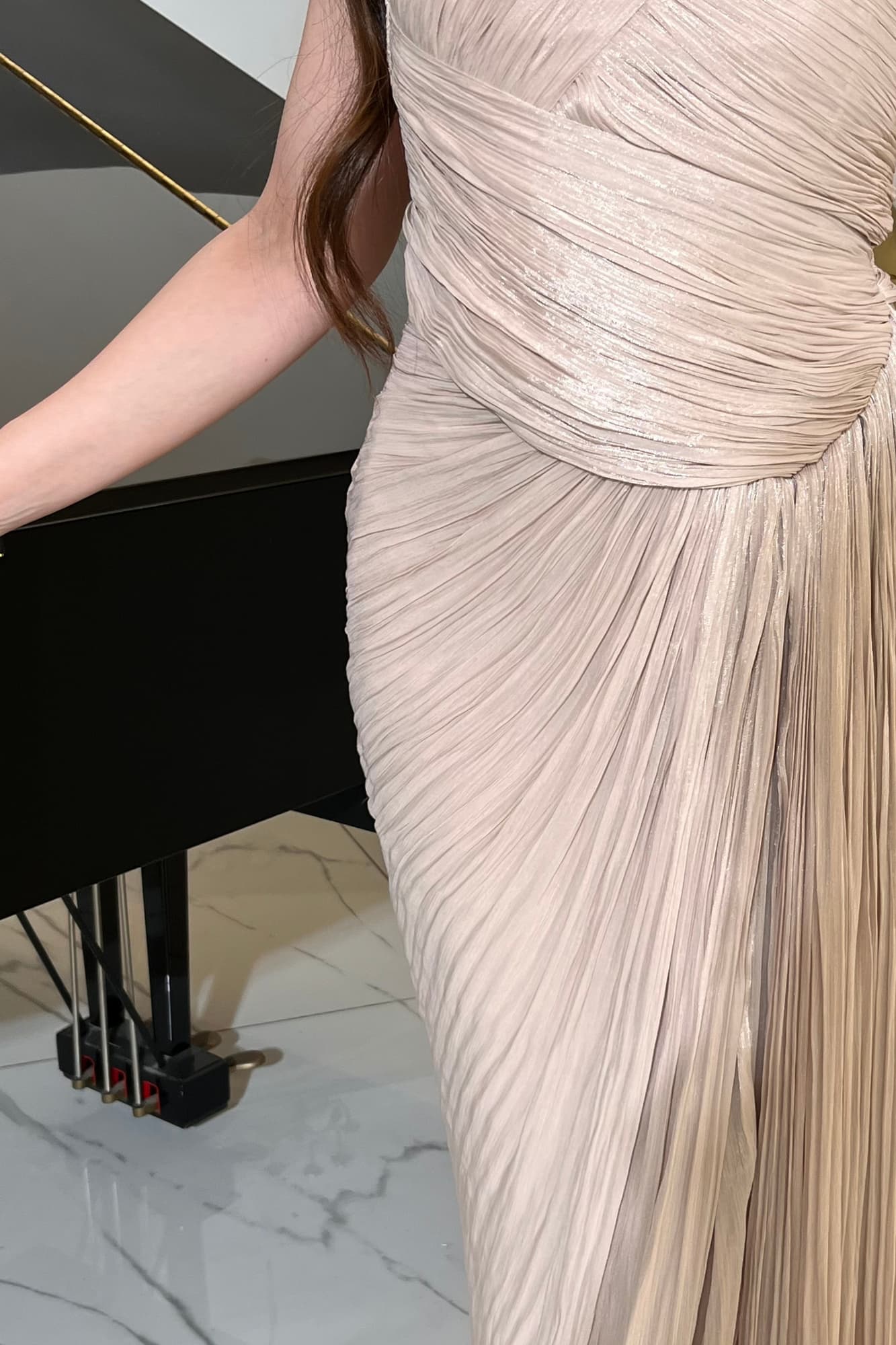 فستان سهره مصمم بلمسات كسرات بيج فاتح