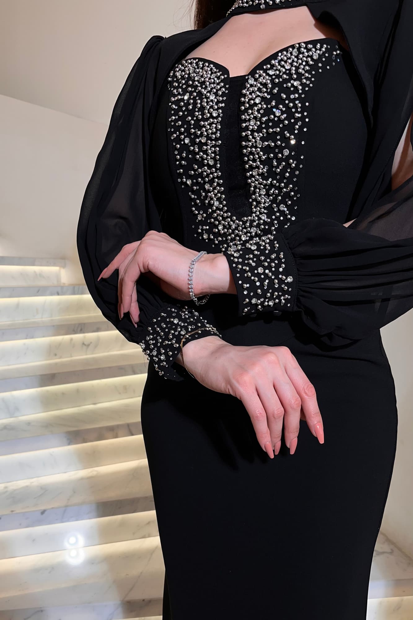 فستان ماكسي مزين باللؤلؤ وكاب قصير خناقي اسود