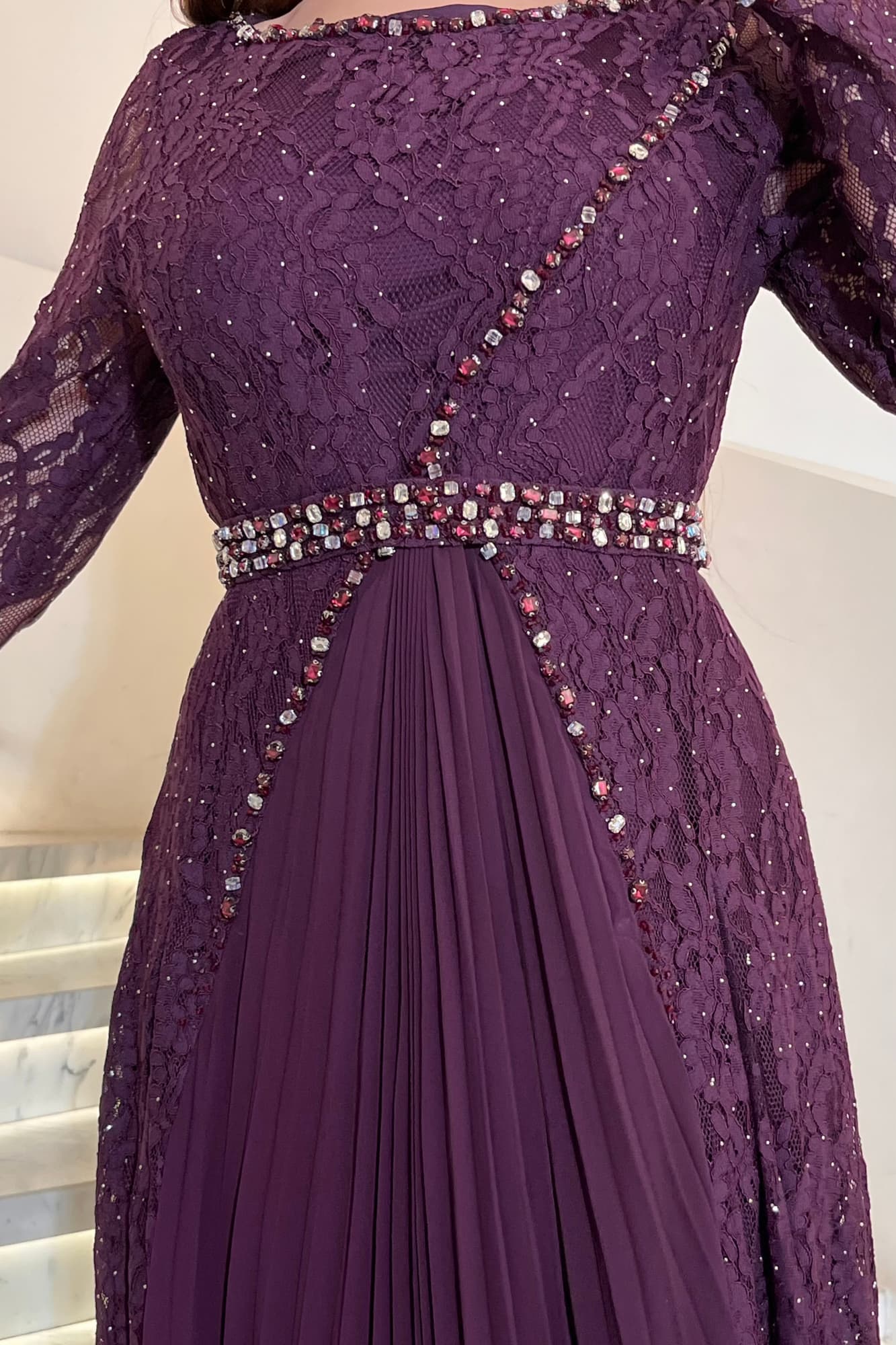 فستان دانتيل مزين بالخرز الملون وطبقات كشكش