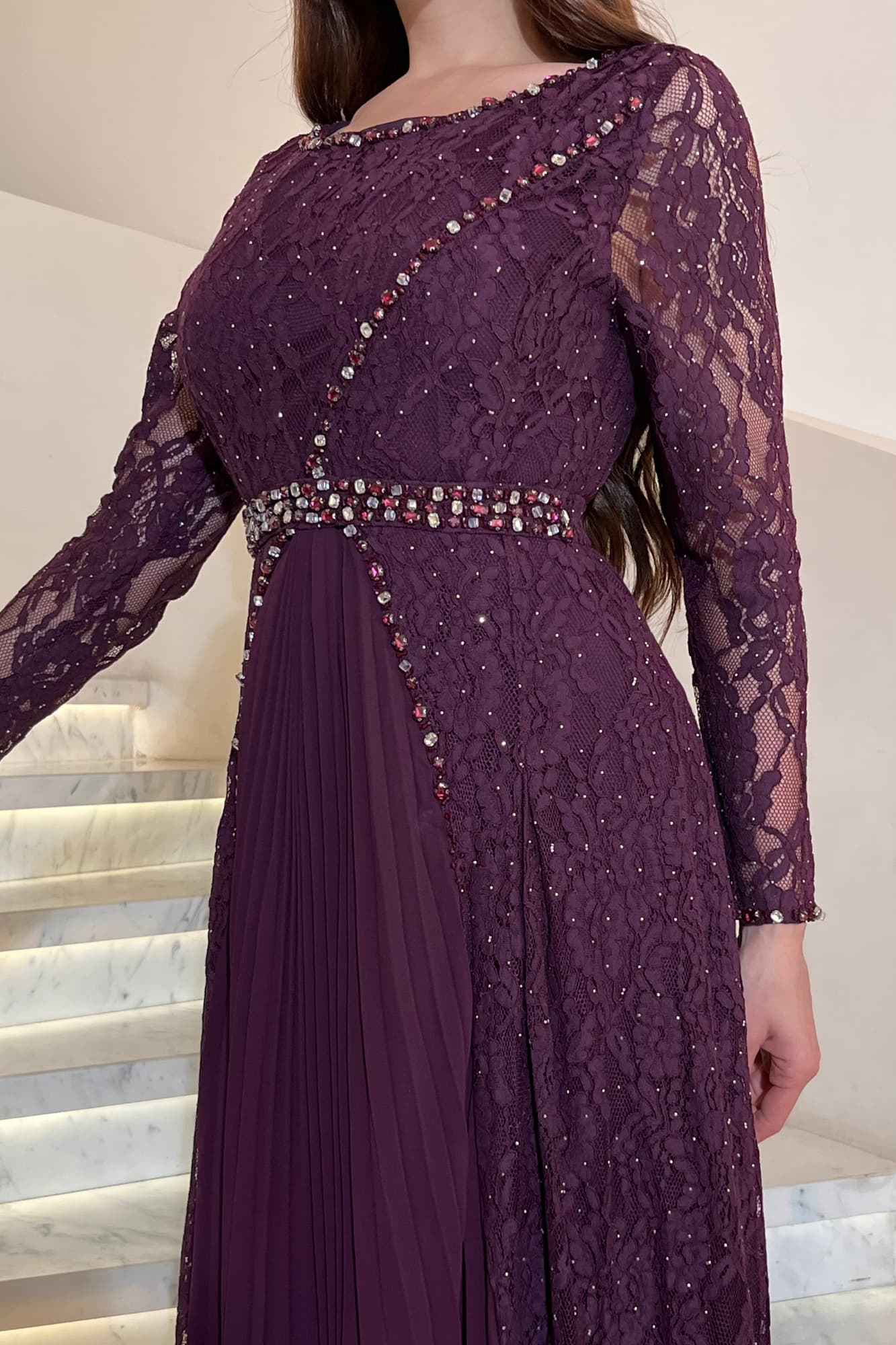 فستان دانتيل مزين بالخرز الملون وطبقات كشكش