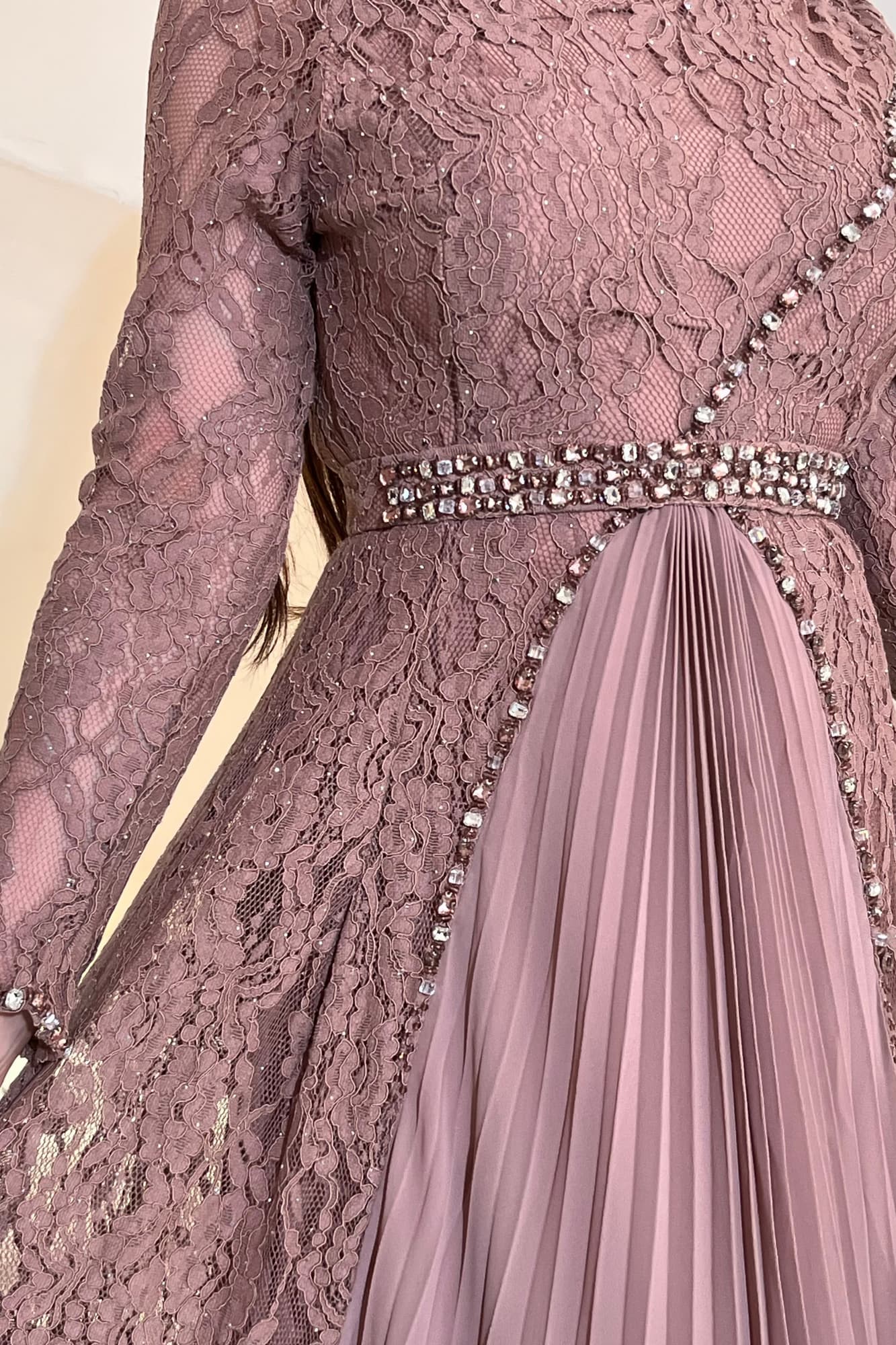 فستان دانتيل مزين بالخرز الملون وطبقات كشكش لحمي