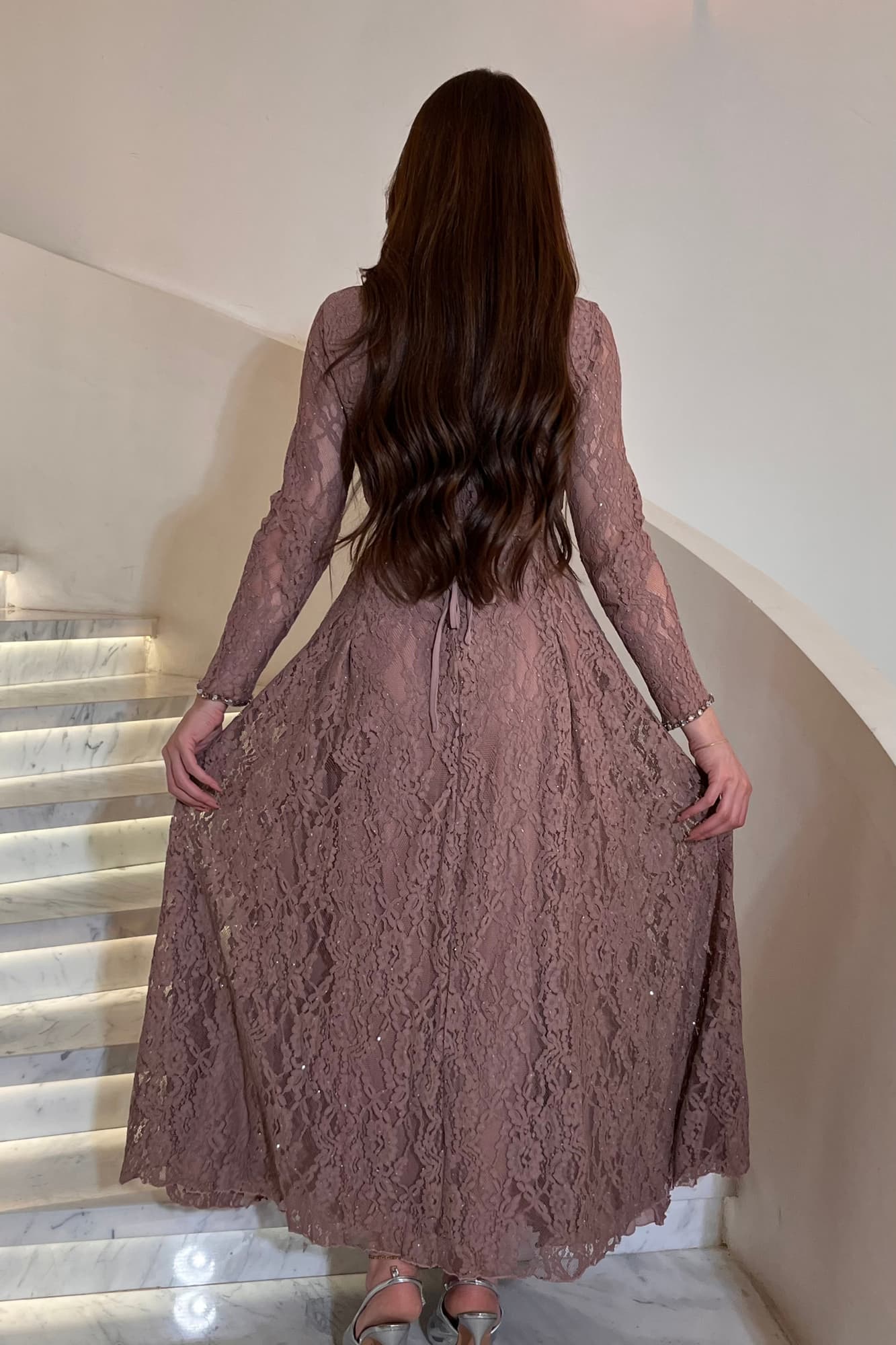 فستان دانتيل مزين بالخرز الملون وطبقات كشكش