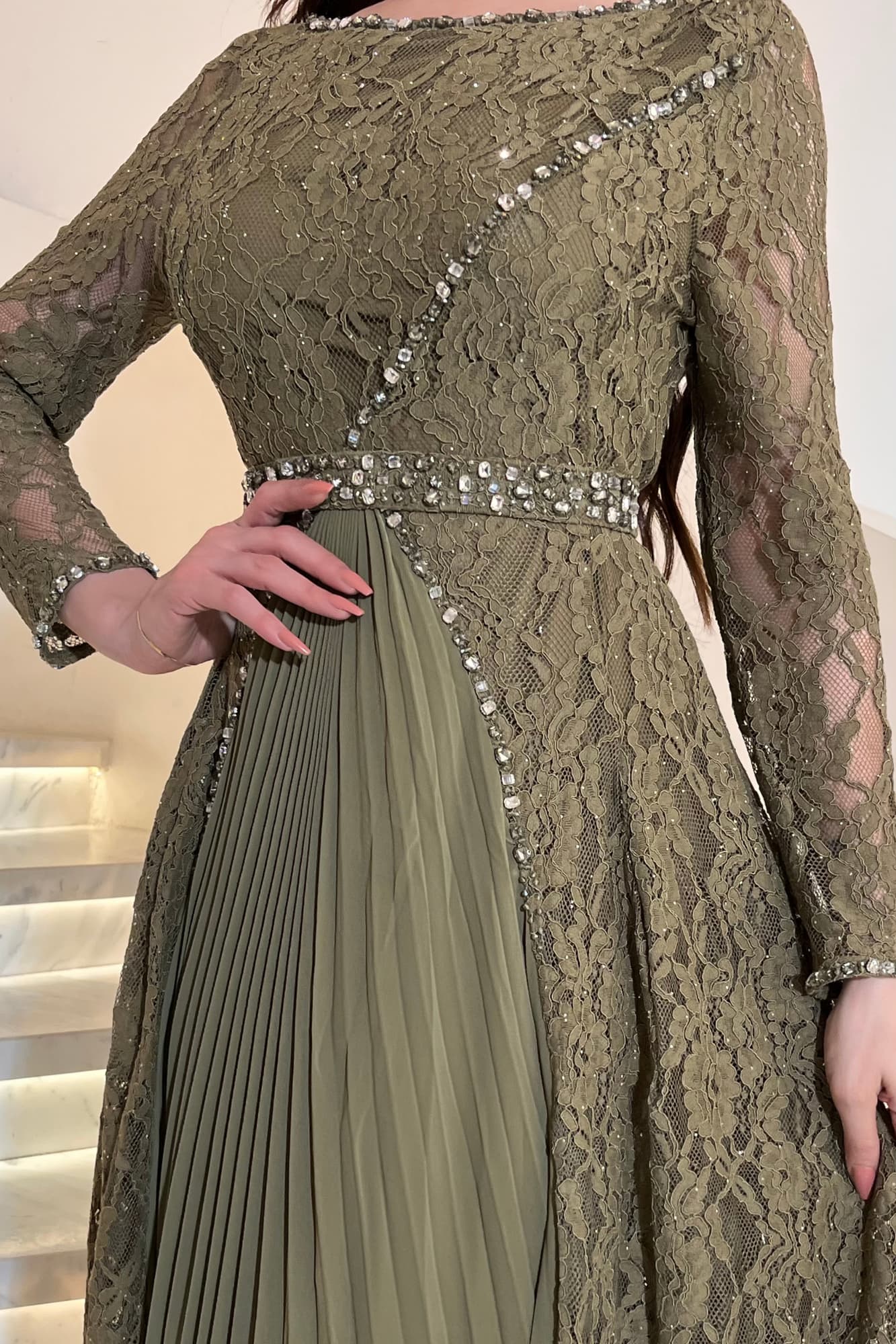 فستان دانتيل مزين بالخرز الملون وطبقات كشكش