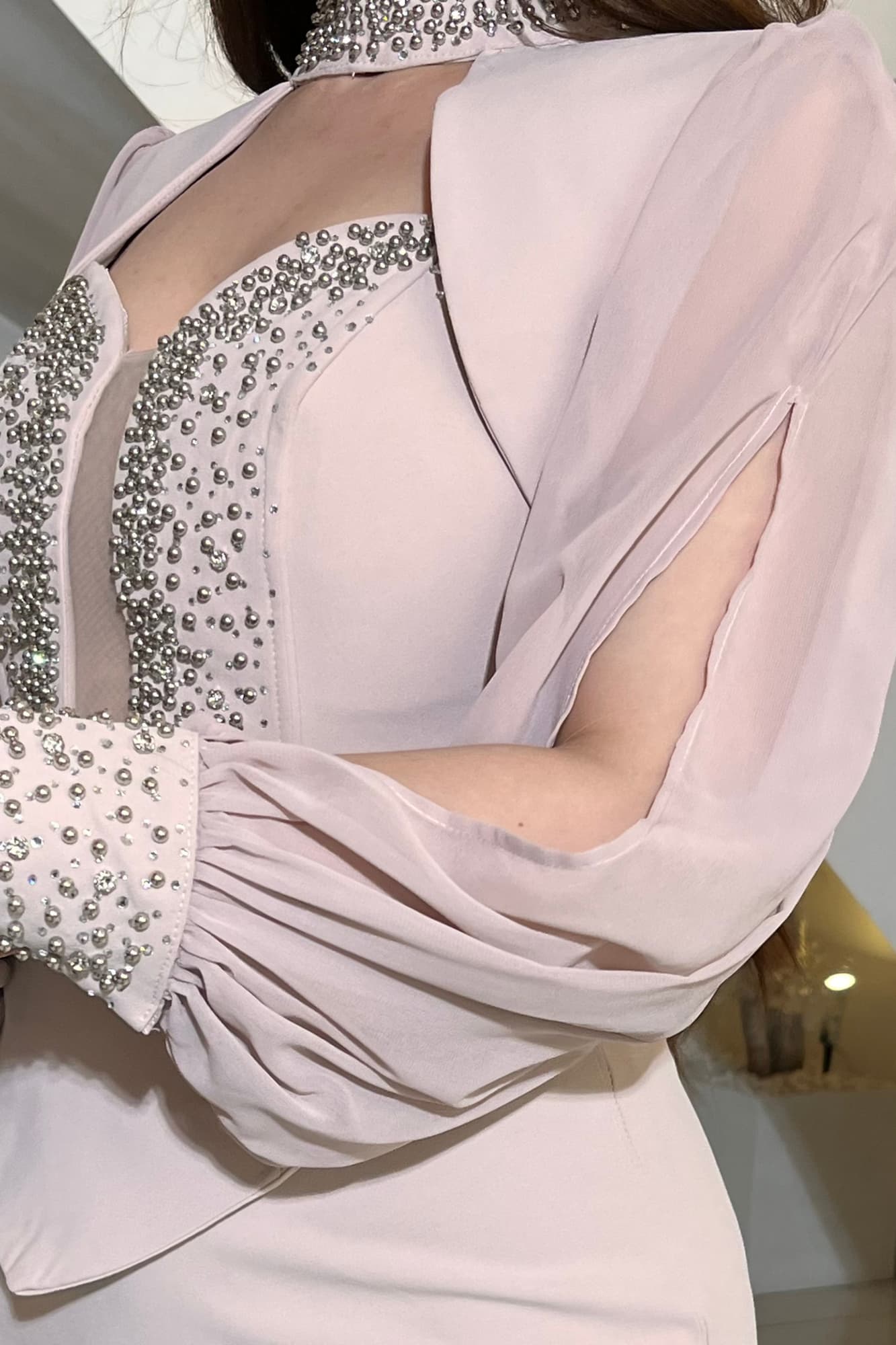 فستان ماكسي مزين باللؤلؤ وكاب قصير خناقي لحمي فاتح