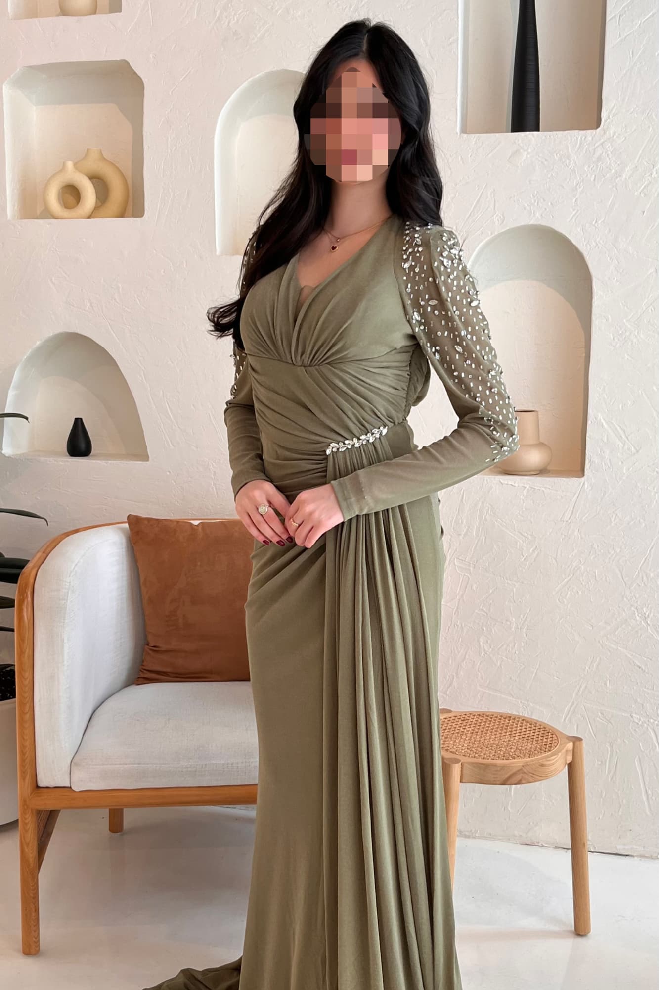 فستان سهره راقي مع قصة ملفوفه عند الصدر زيتي