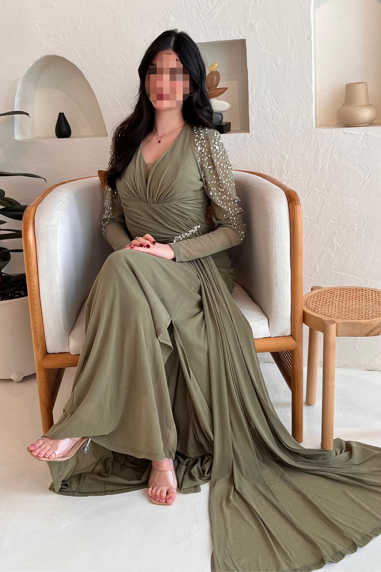 فستان سهره راقي مع قصة ملفوفه عند الصدر