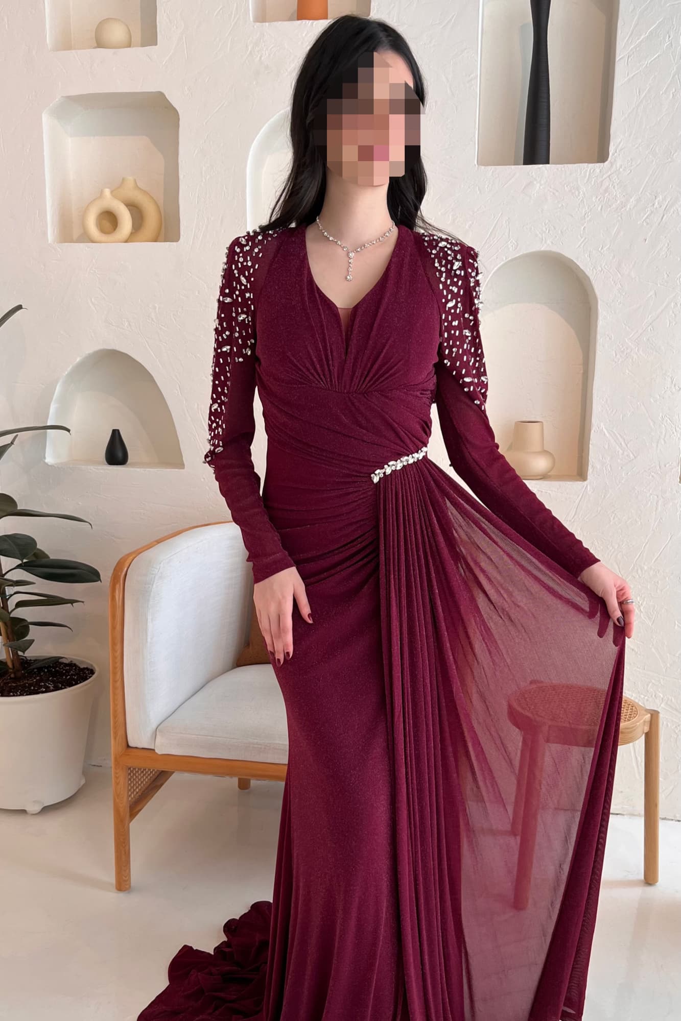 فستان سهره راقي مع قصة ملفوفه عند الصدر