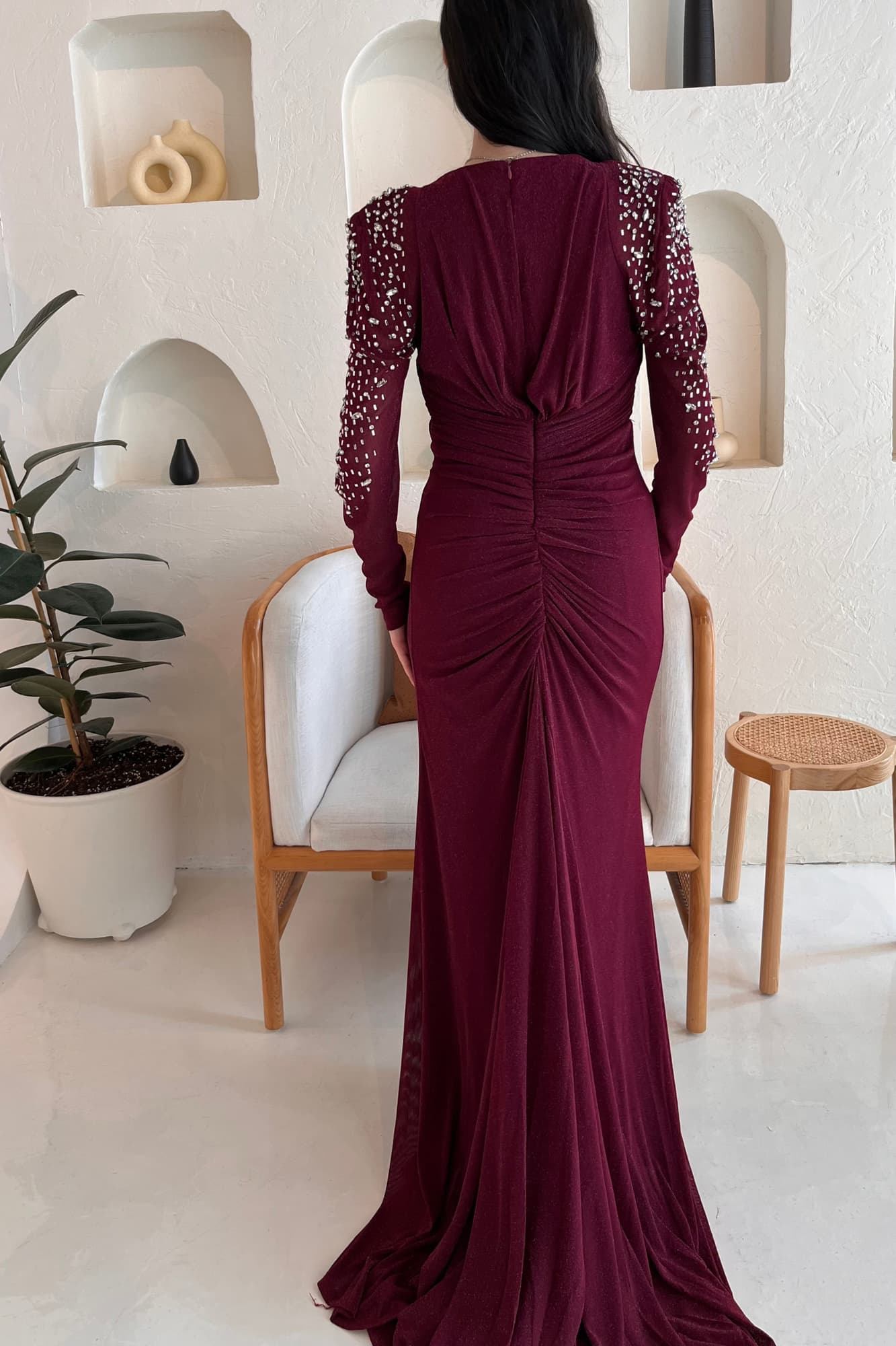 فستان سهره راقي مع قصة ملفوفه عند الصدر