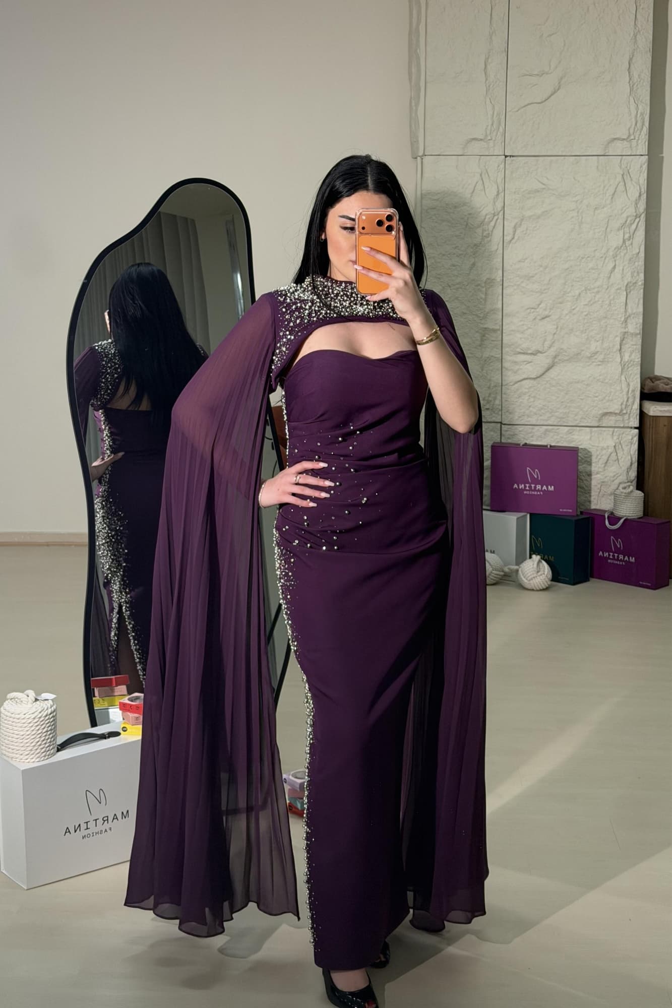 فستان سهره بتطريز جانبي بفتحه وكاب منسدل مزين بالتطريز