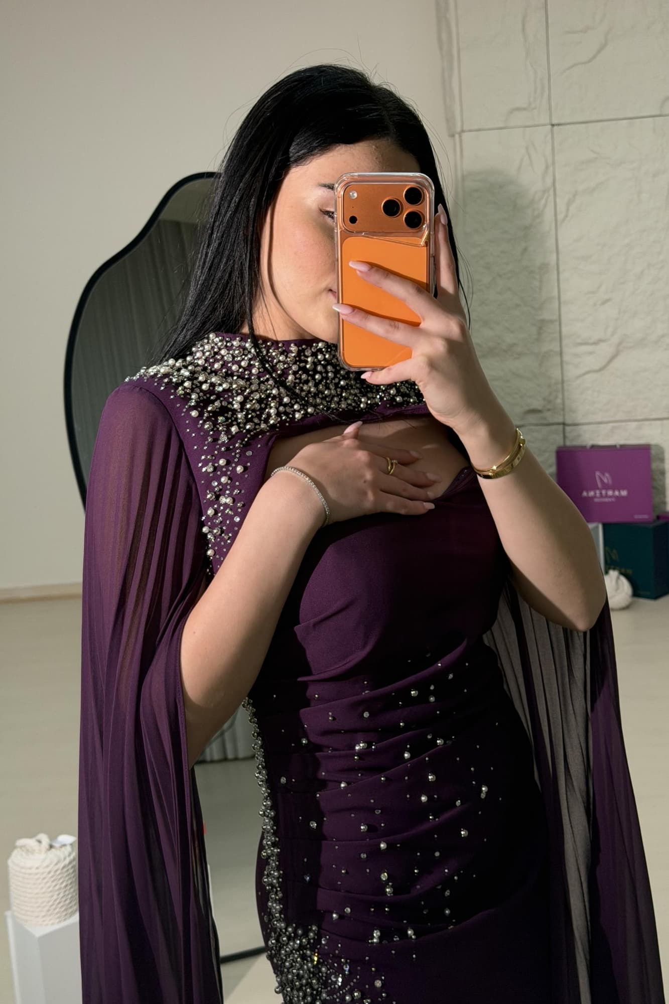 فستان سهره بتطريز جانبي بفتحه وكاب منسدل مزين بالتطريز