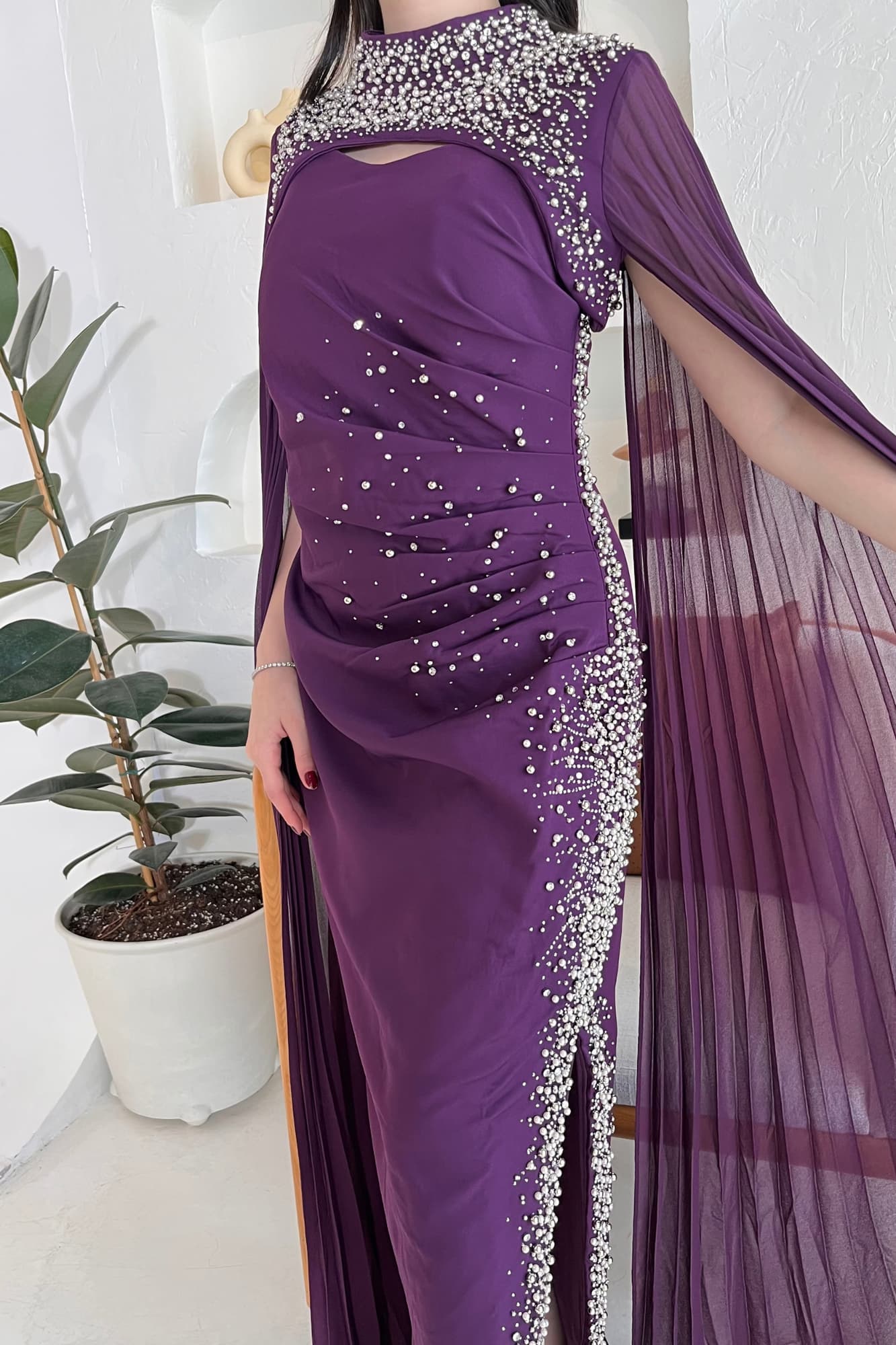 فستان سهره بتطريز جانبي بفتحه وكاب منسدل مزين بالتطريز موف غامق