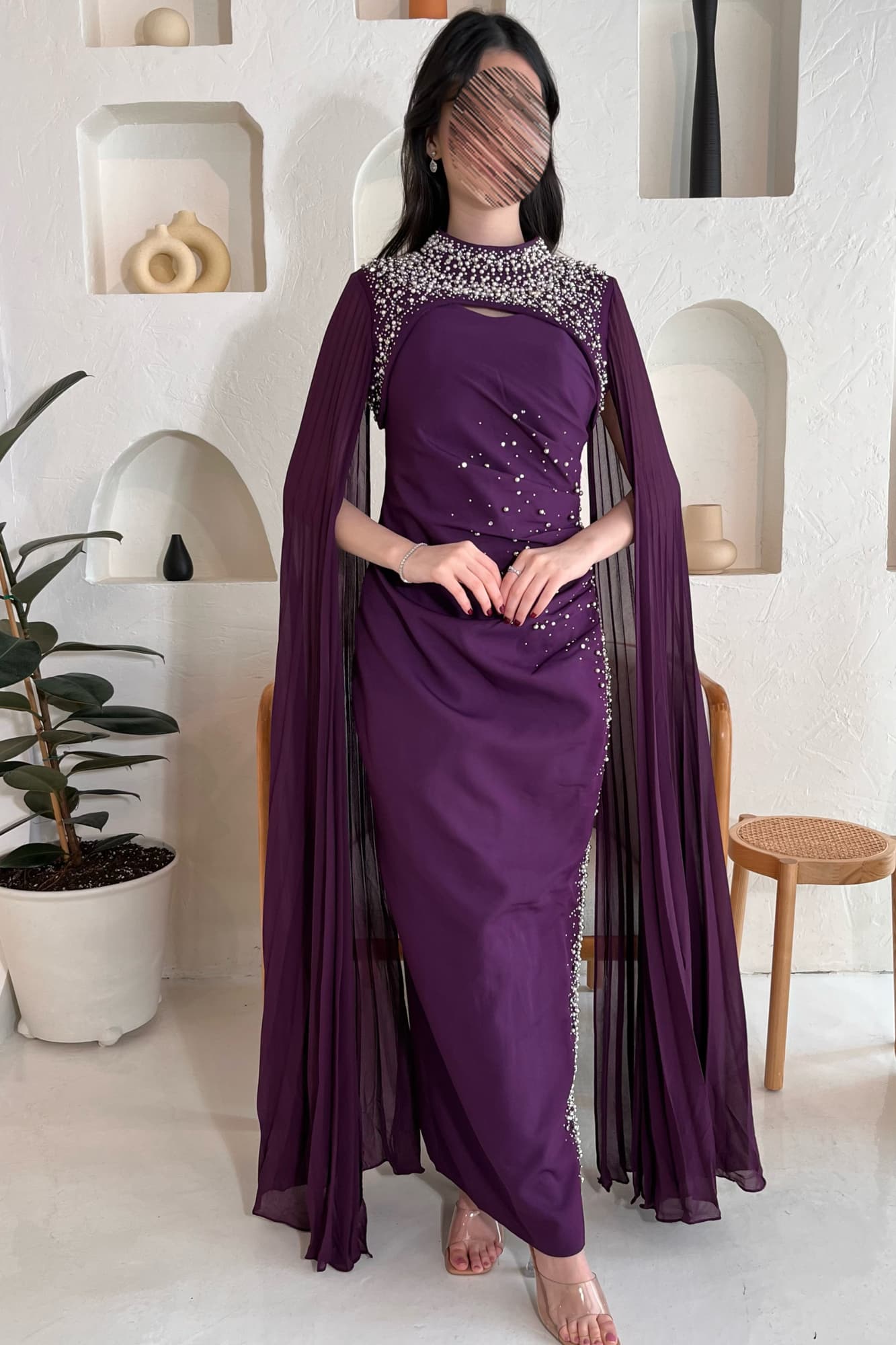 فستان سهره بتطريز جانبي بفتحه وكاب منسدل مزين بالتطريز