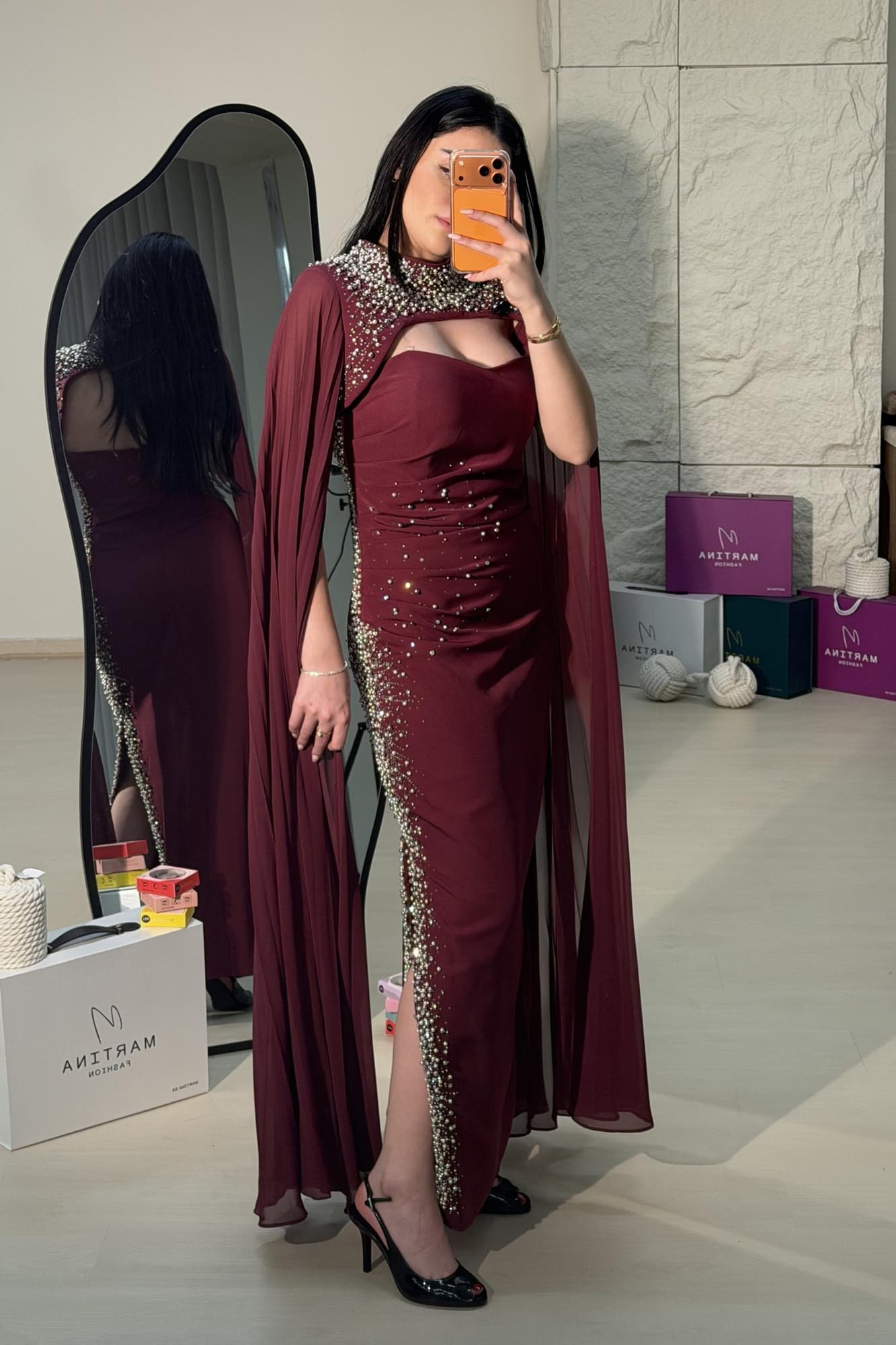 فستان سهره بتطريز جانبي بفتحه وكاب منسدل مزين بالتطريز