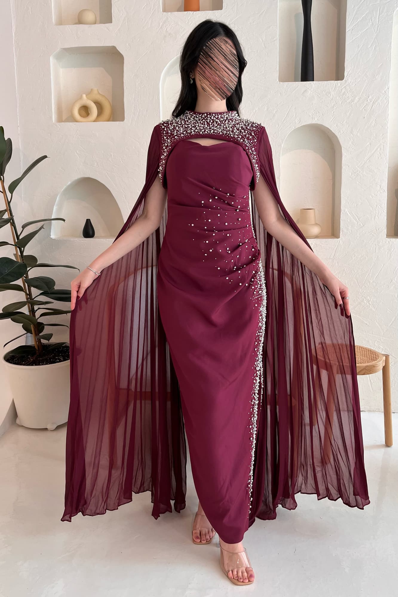 فستان سهره بتطريز جانبي بفتحه وكاب منسدل مزين بالتطريز