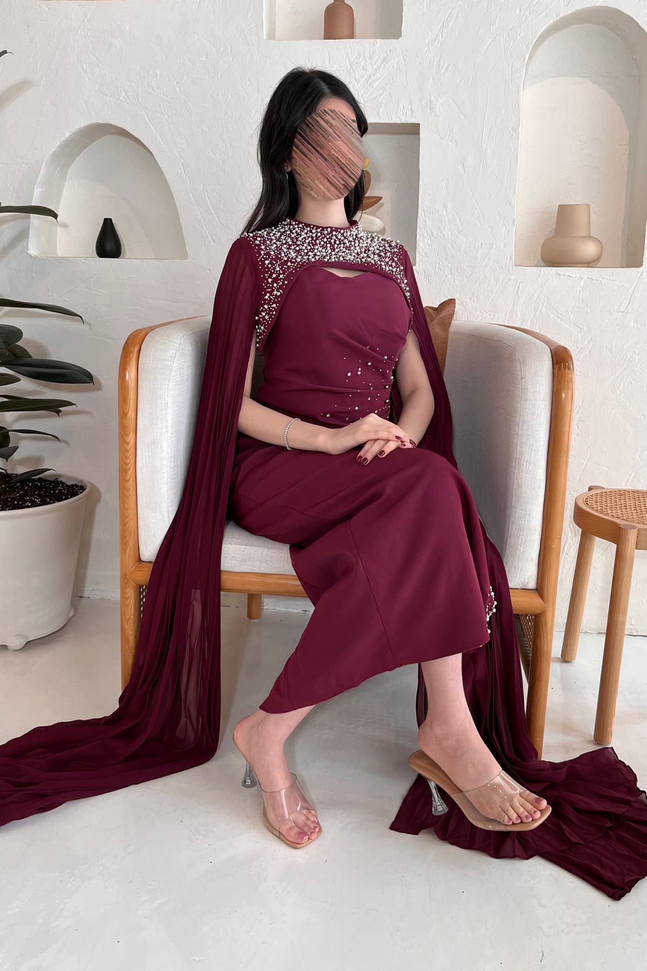 فستان سهره بتطريز جانبي بفتحه وكاب منسدل مزين بالتطريز