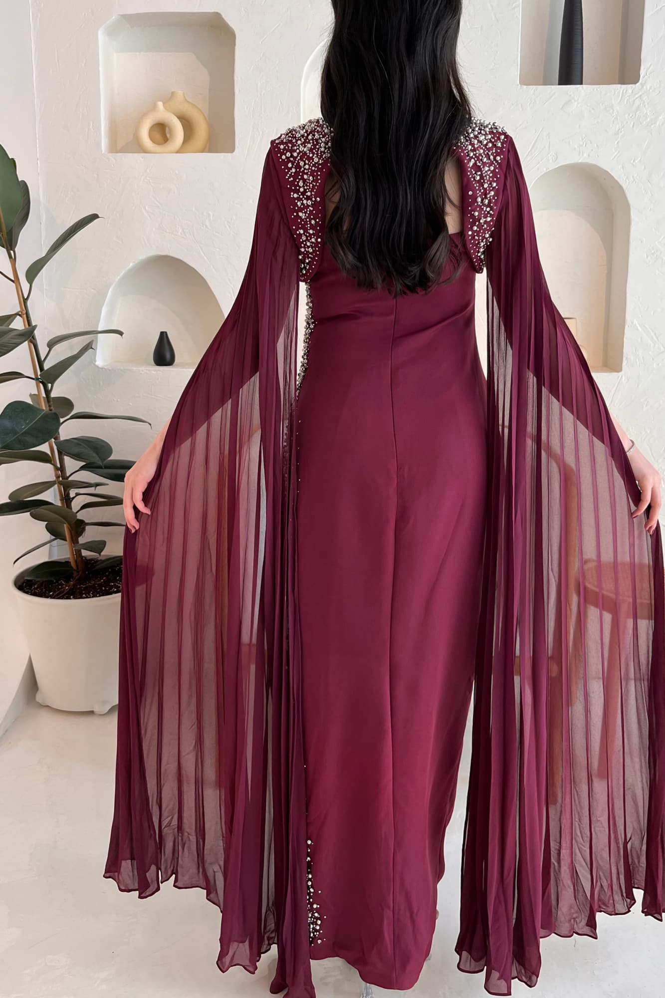 فستان سهره بتطريز جانبي بفتحه وكاب منسدل مزين بالتطريز