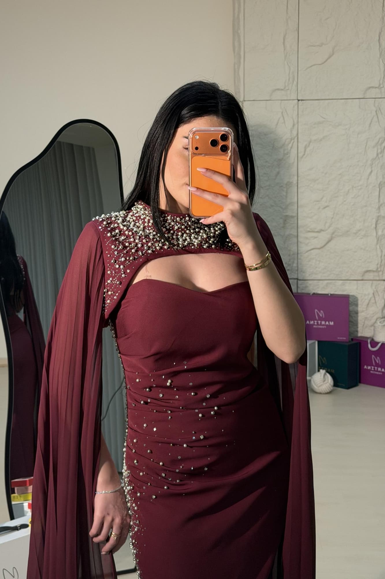 فستان سهره بتطريز جانبي بفتحه وكاب منسدل مزين بالتطريز