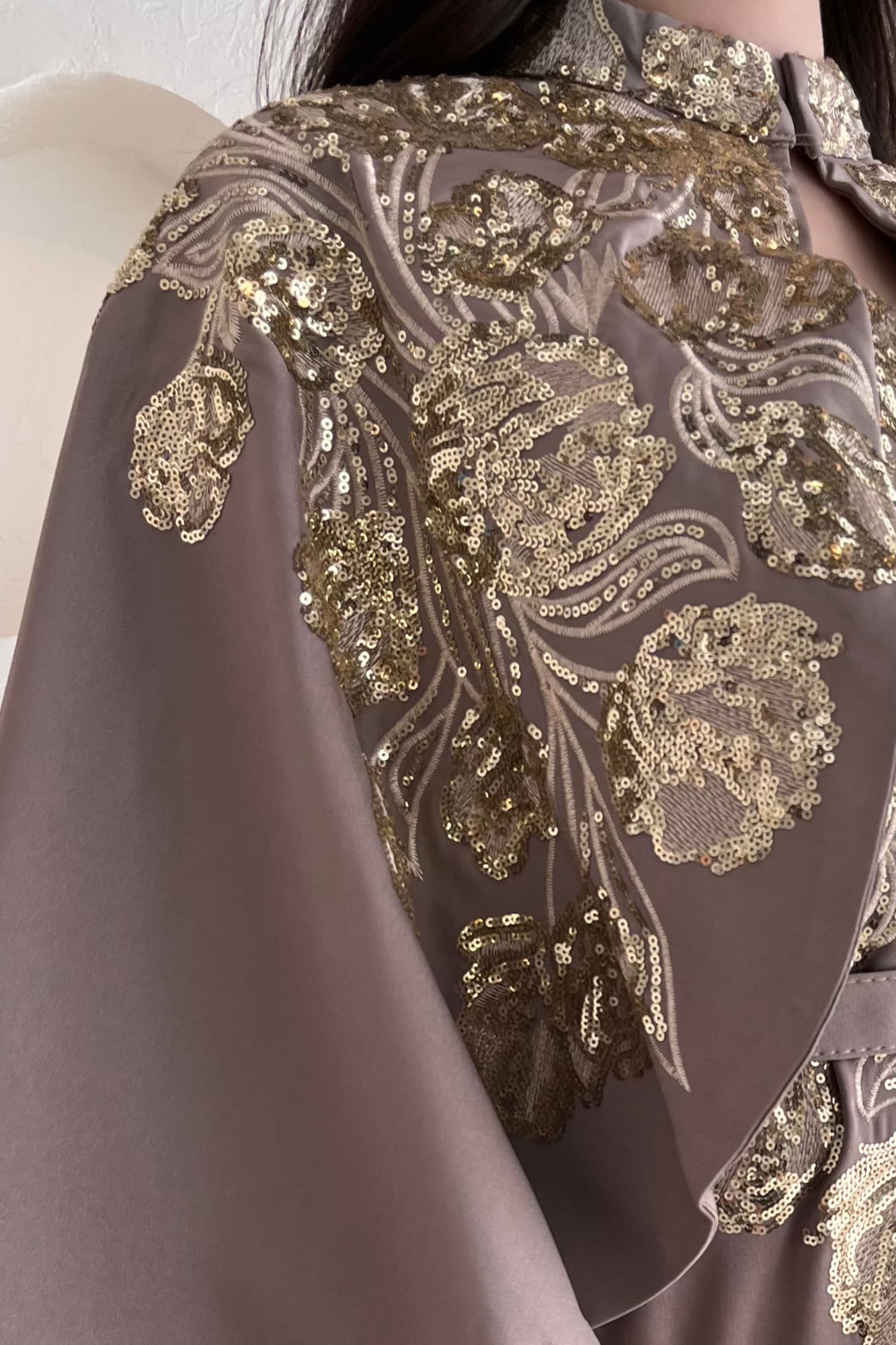 فستان سهرة كاب بتطريزات ذهبيه ناعمه موكا