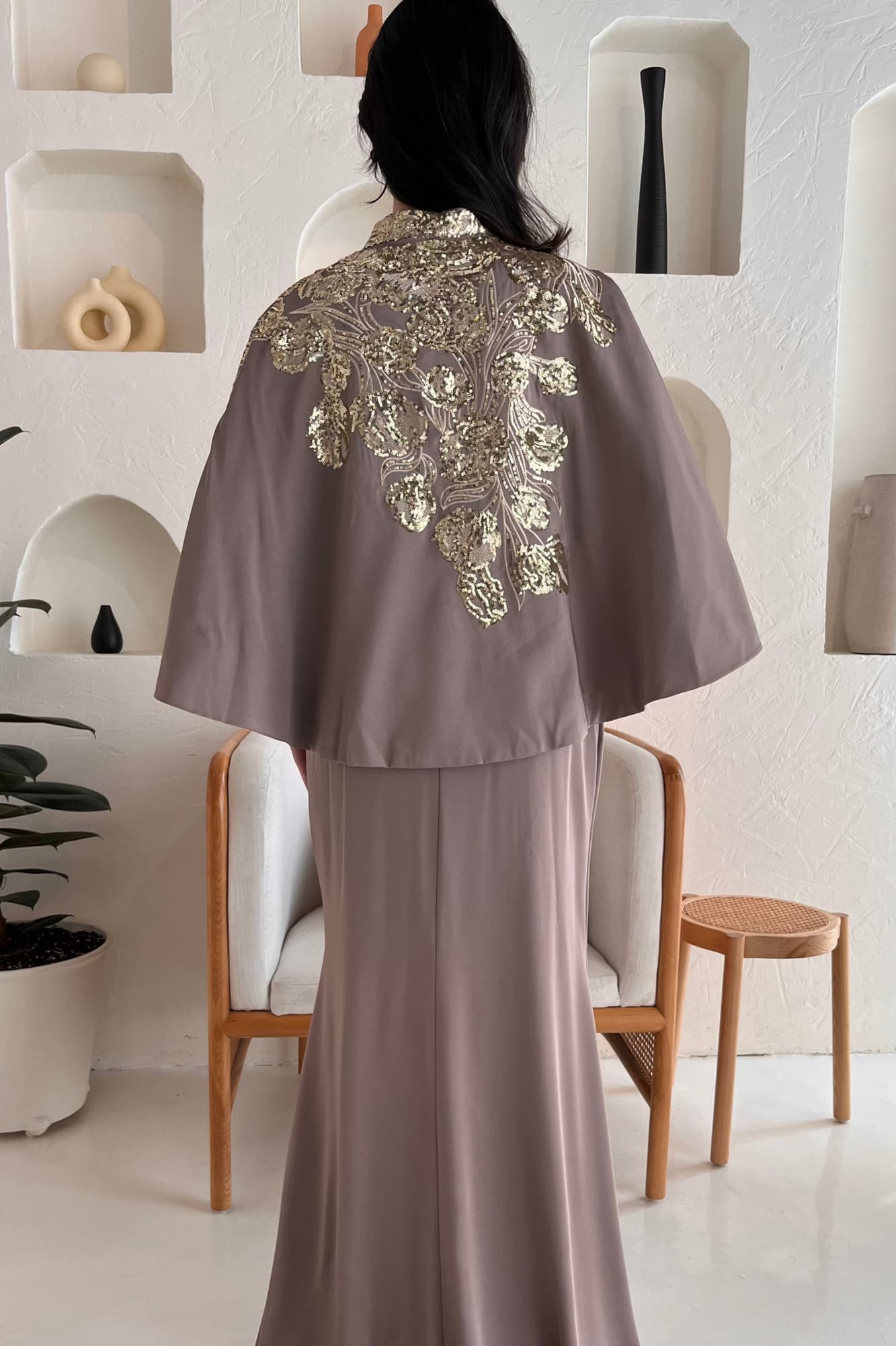 فستان سهرة كاب بتطريزات ذهبيه ناعمه