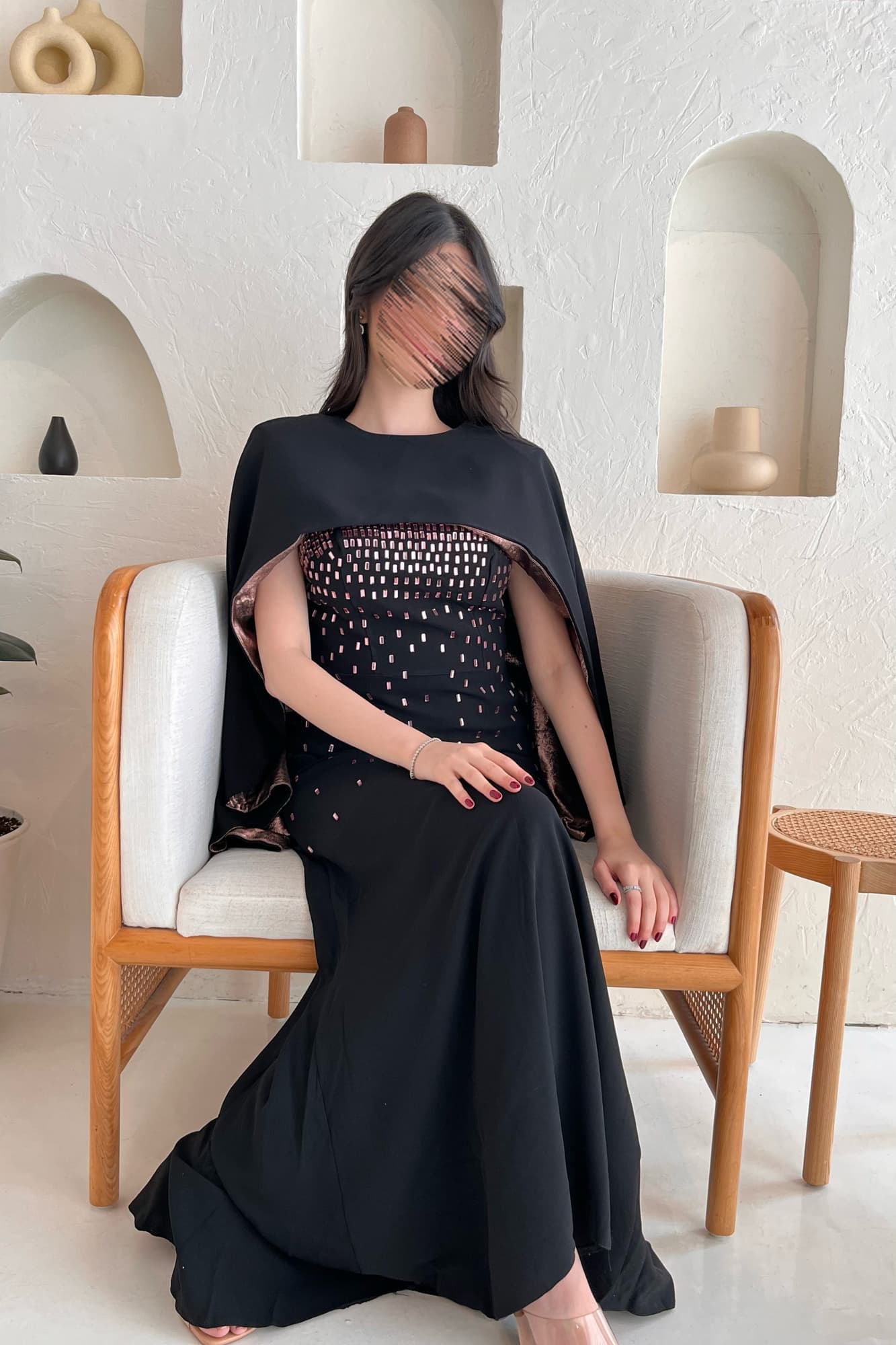 فستان سهرة مرصع بتطريزات هندسيه وكاب مبطن بلون معدني