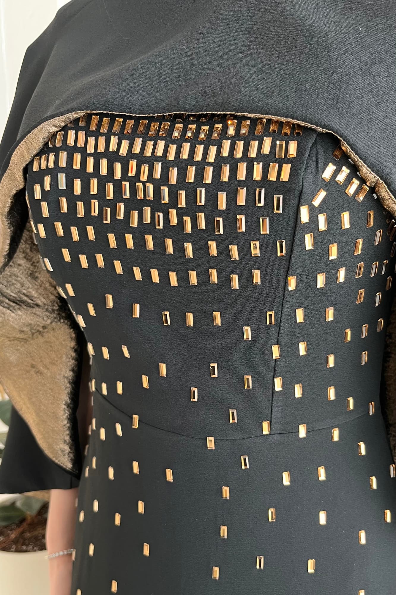 فستان سهرة مرصع بتطريزات هندسيه وكاب مبطن بلون معدني