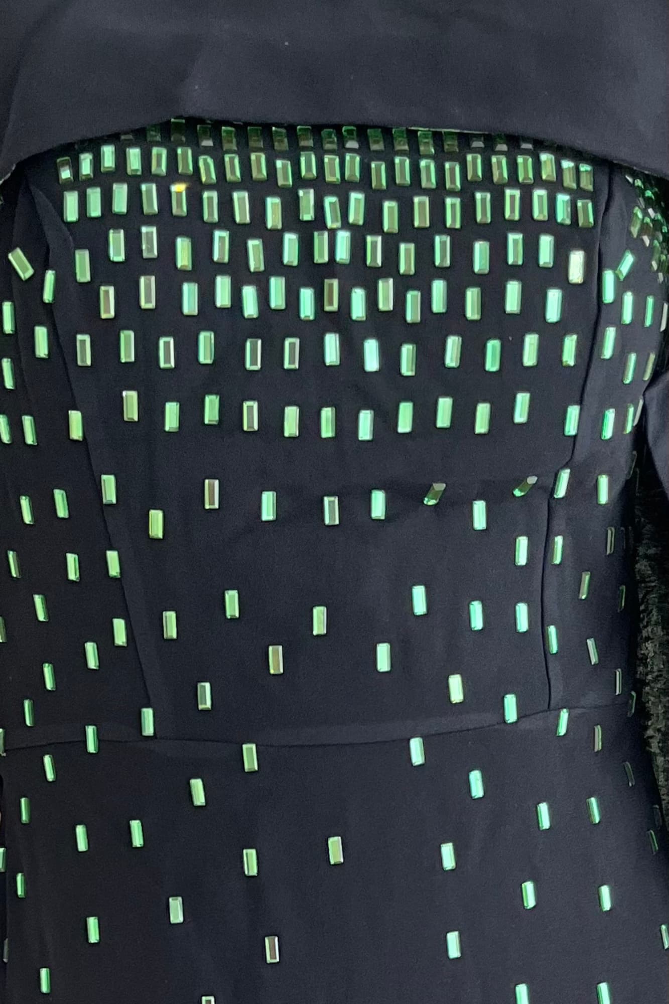 فستان سهرة مرصع بتطريزات هندسيه وكاب مبطن بلون معدني اخضر