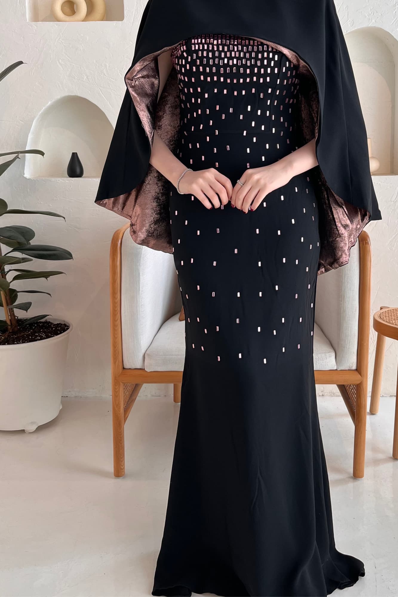 فستان سهرة مرصع بتطريزات هندسيه وكاب مبطن بلون معدني