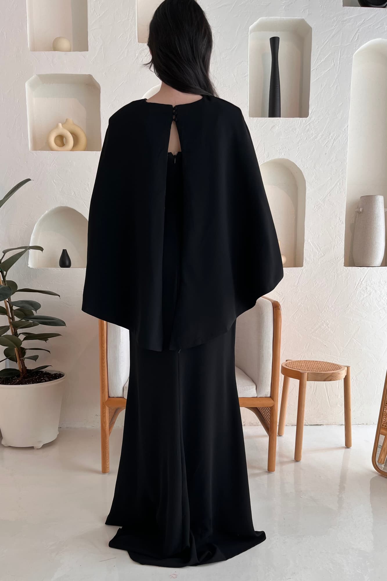 فستان سهرة مرصع بتطريزات هندسيه وكاب مبطن بلون معدني