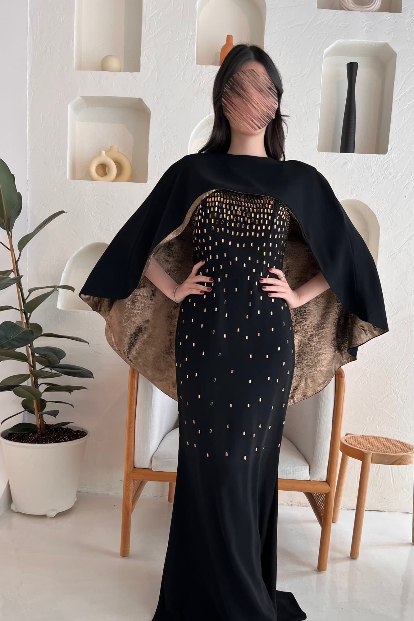 فستان سهرة مرصع بتطريزات هندسيه وكاب مبطن بلون معدني