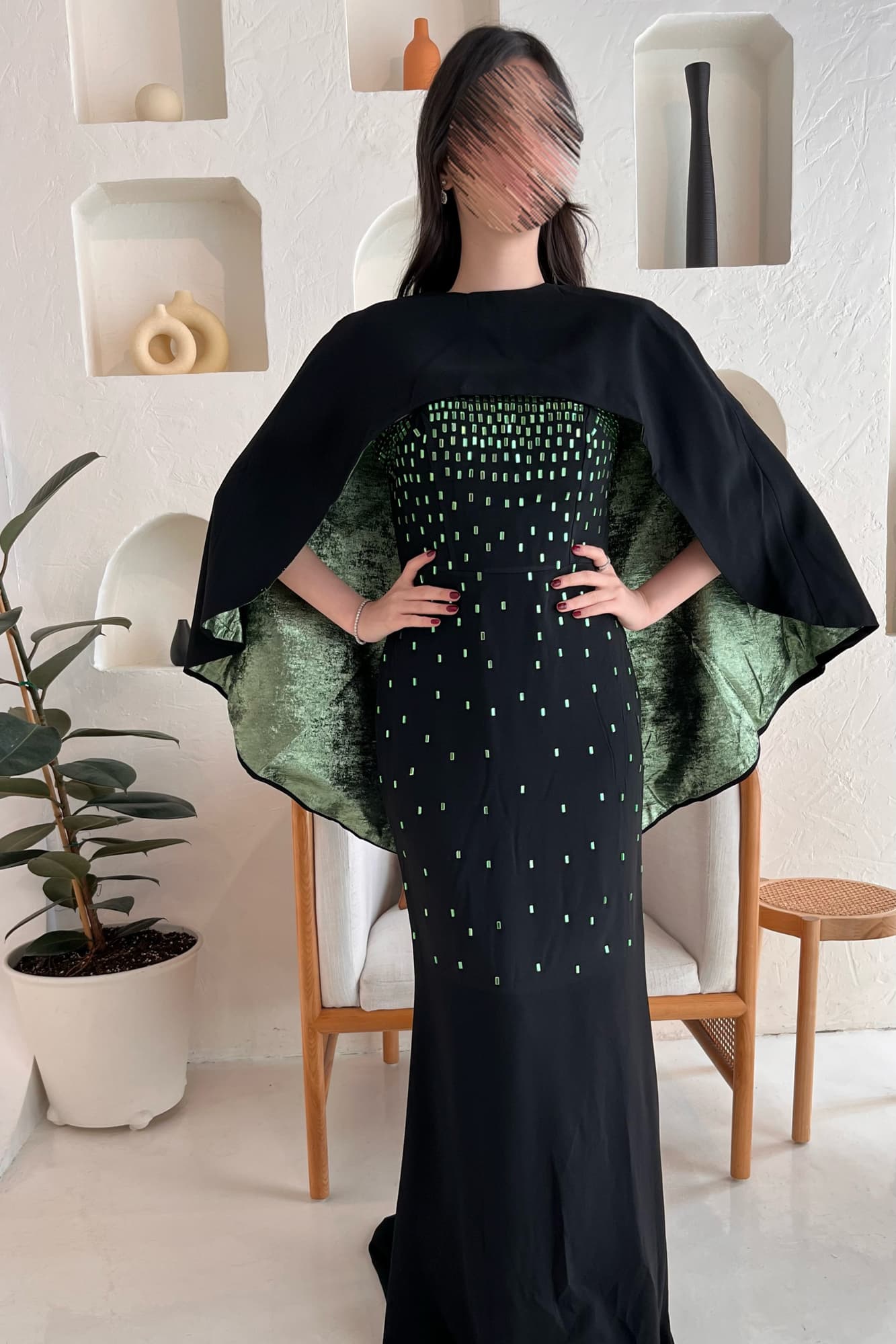 فستان سهرة مرصع بتطريزات هندسيه وكاب مبطن بلون معدني