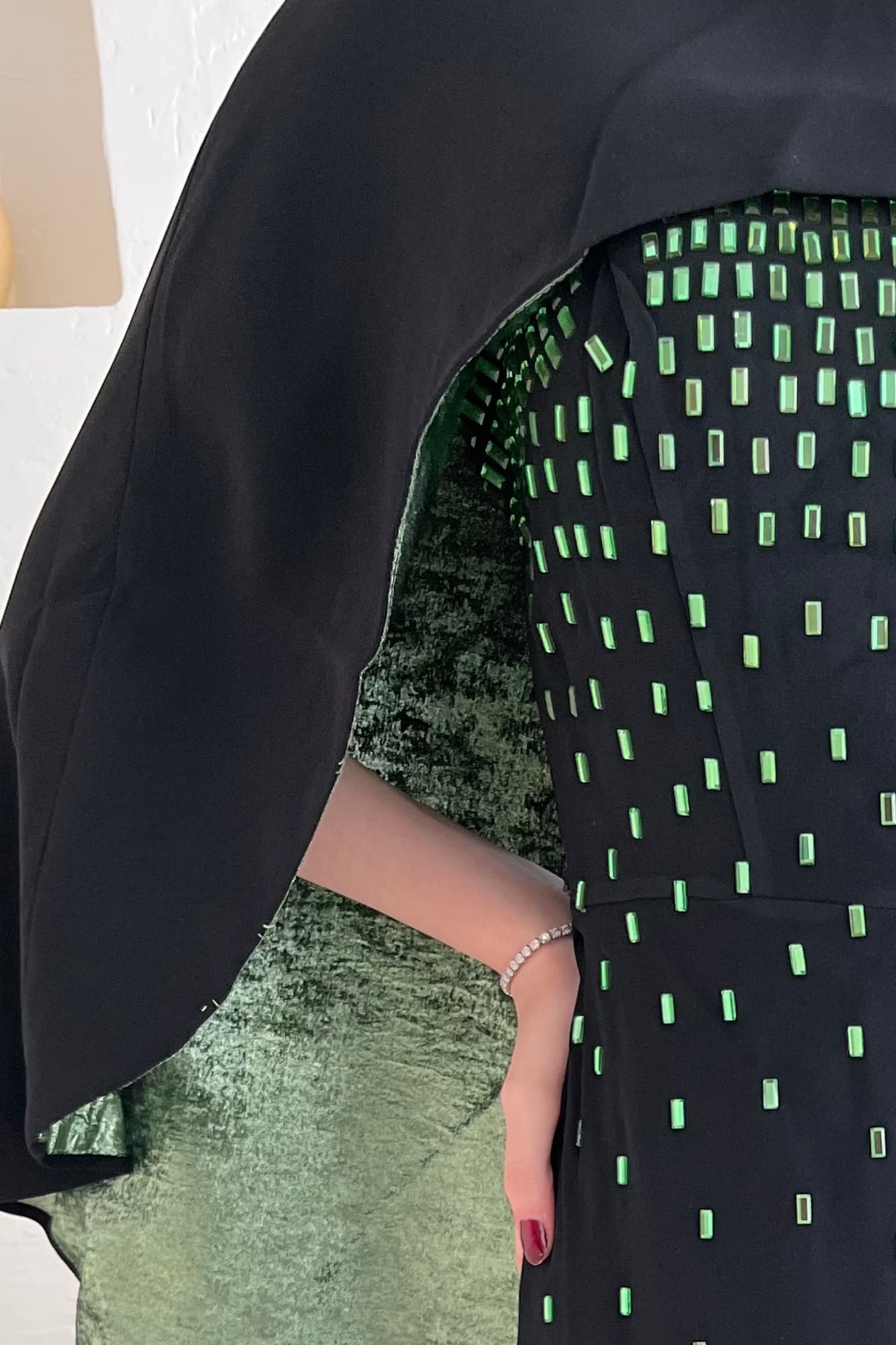 فستان سهرة مرصع بتطريزات هندسيه وكاب مبطن بلون معدني