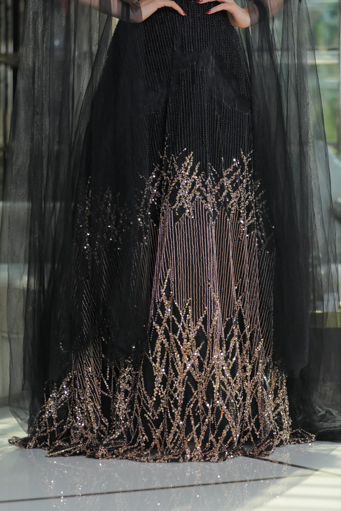 فستان سهرة باكمام كيب شفاف مطرز خرز اسود