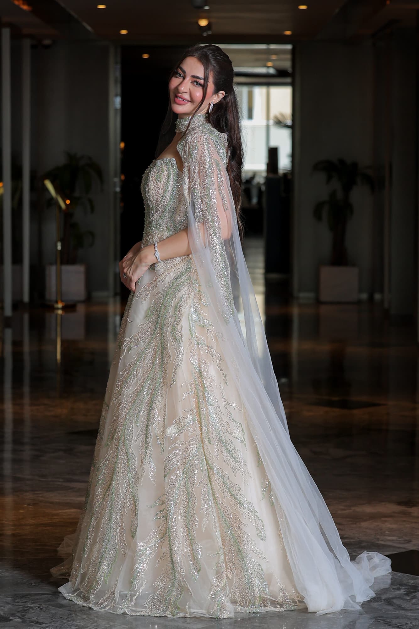 فستان سهرة أنيق بتطريز خرز مع أكمام كيب منفصلة