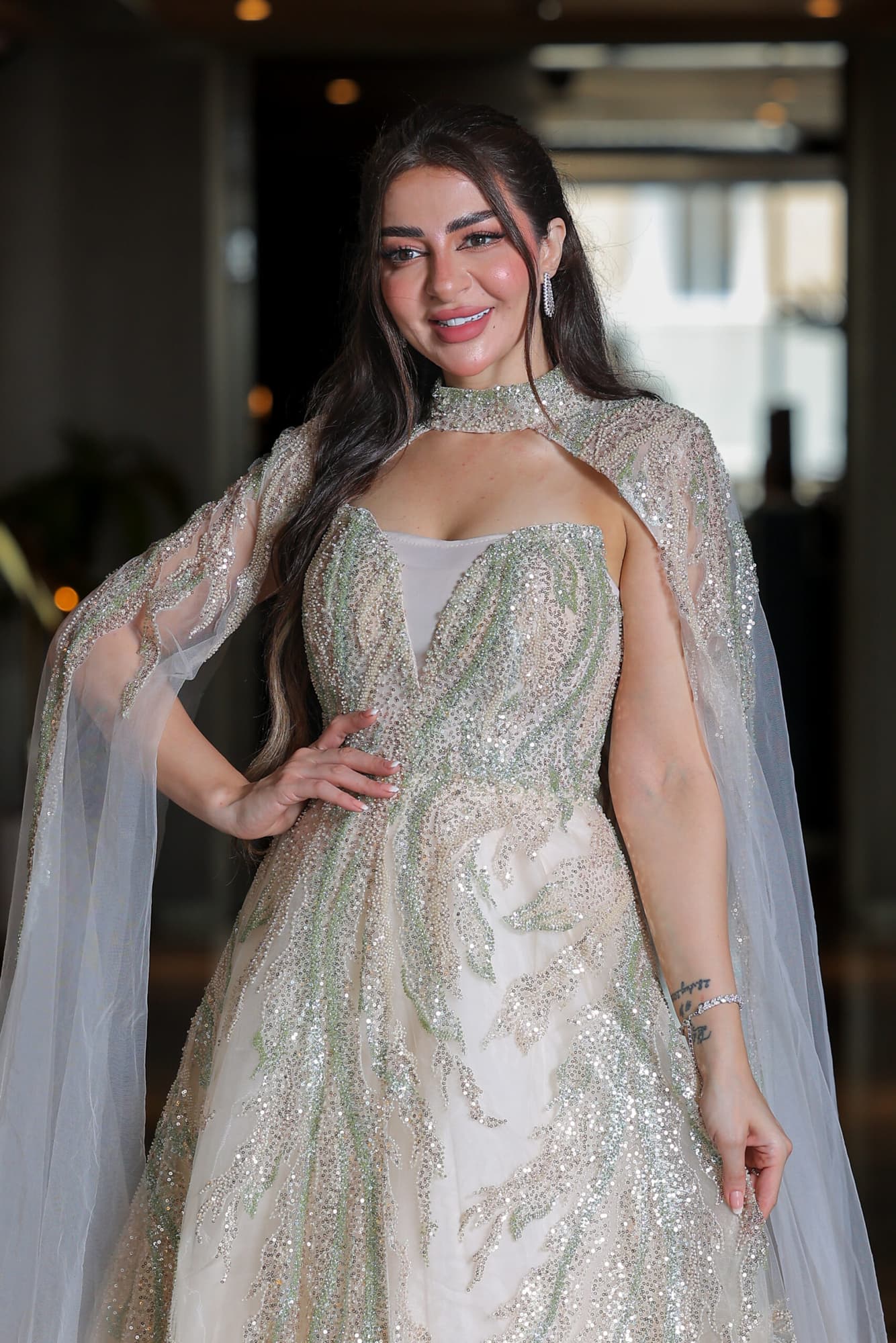 فستان سهرة أنيق بتطريز خرز مع أكمام كيب منفصلة