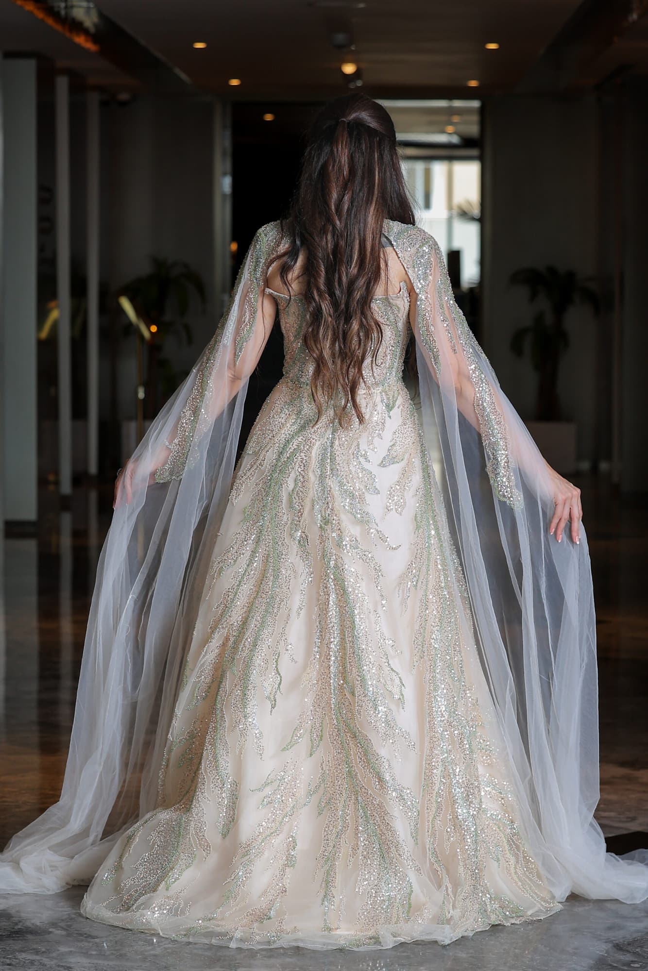 فستان سهرة أنيق بتطريز خرز مع أكمام كيب منفصلة