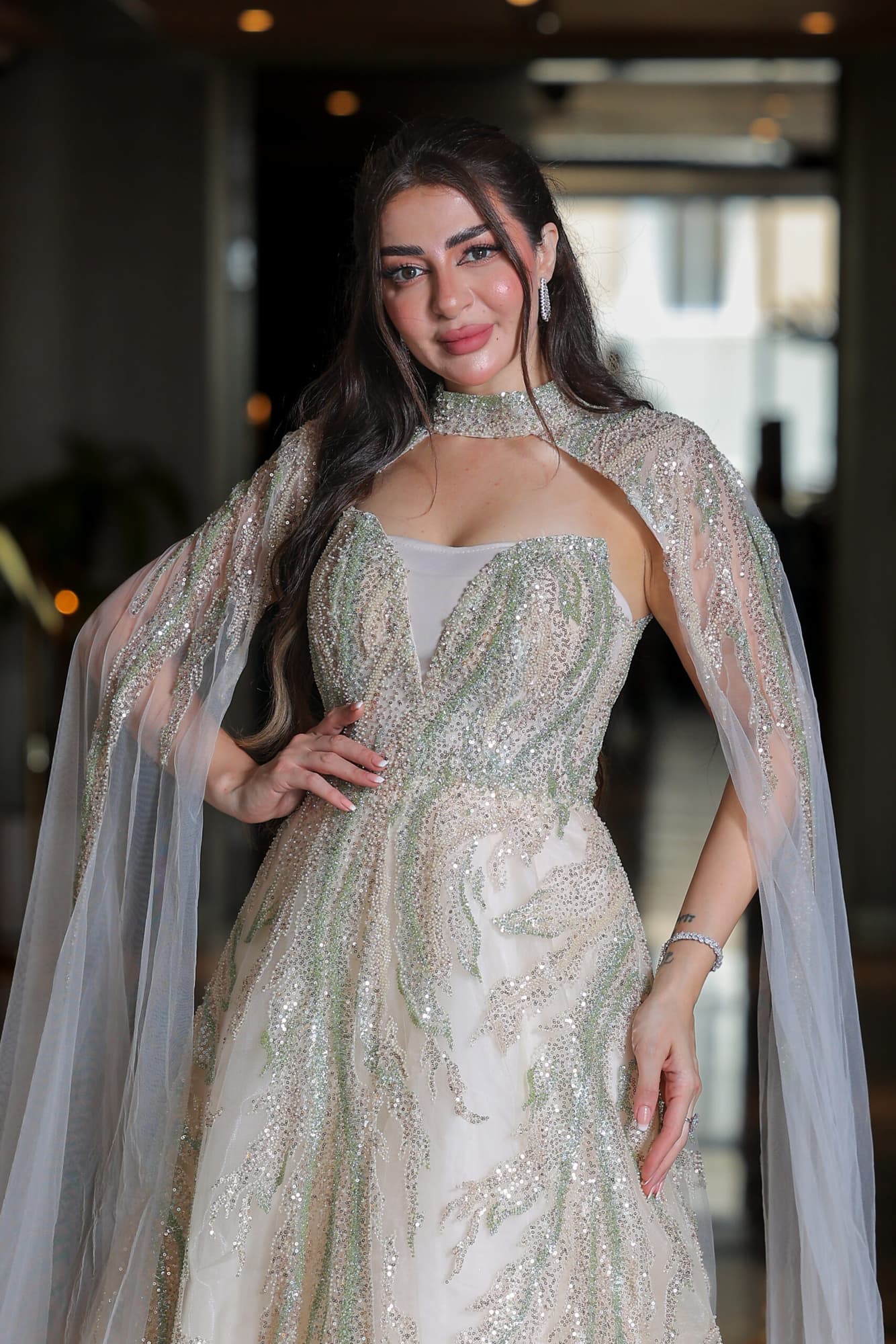 فستان سهرة أنيق بتطريز خرز مع أكمام كيب منفصلة