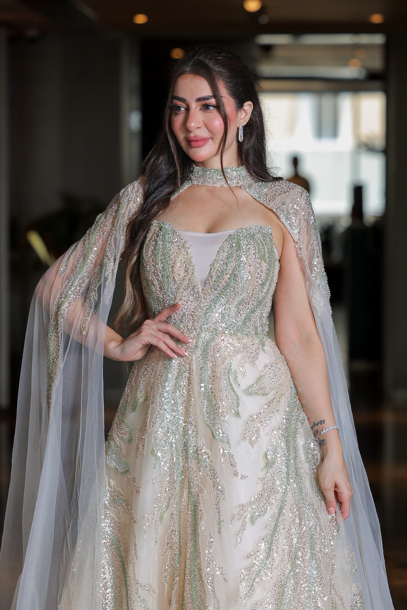 فستان سهرة أنيق بتطريز خرز مع أكمام كيب منفصلة